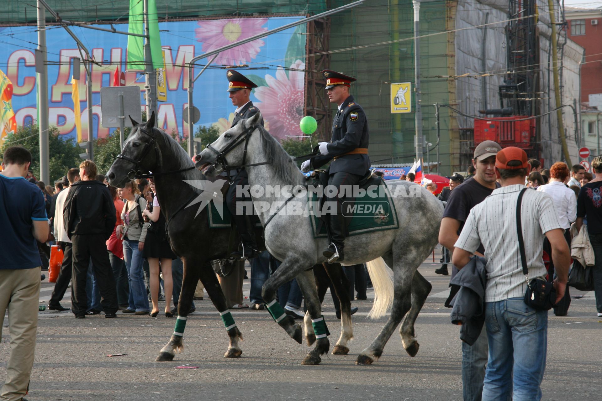 2 сентября 2006 года. День города. Конная милиция. Праздник. Гулянье. Милиционер.