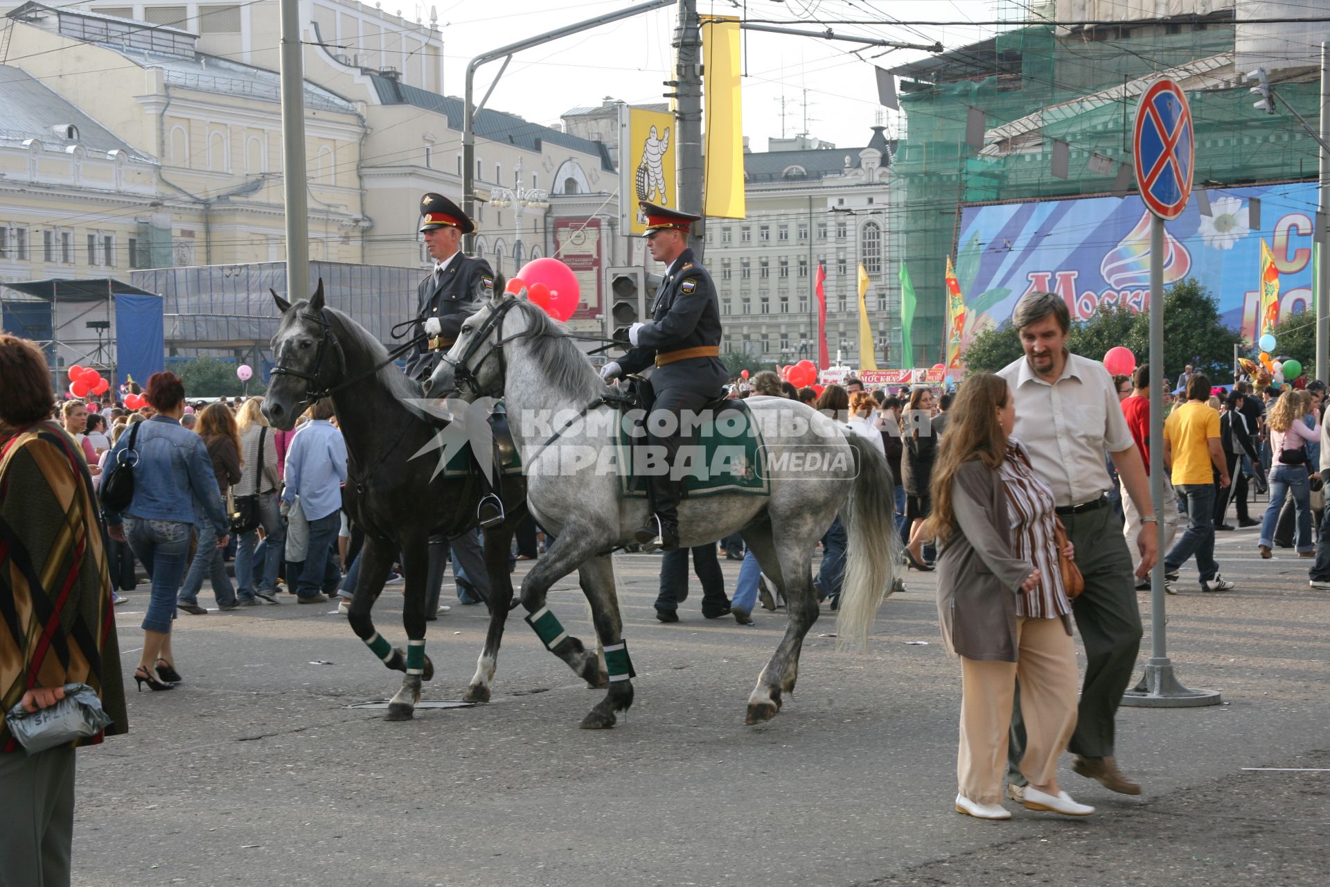 2 сентября 2006 года. День города. Конная милиция. Праздник. Гулянье. Милиционер.