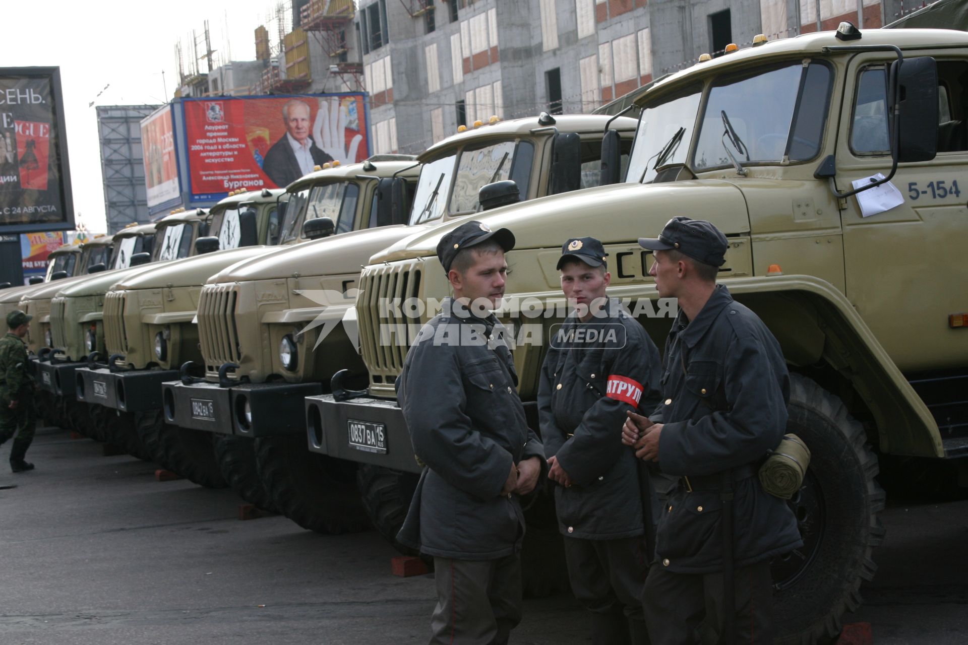 2 сентября 2006 года. День города. Тверская улица. Стражи порядка. Милиция. Праздник. Машина. Грузовик.