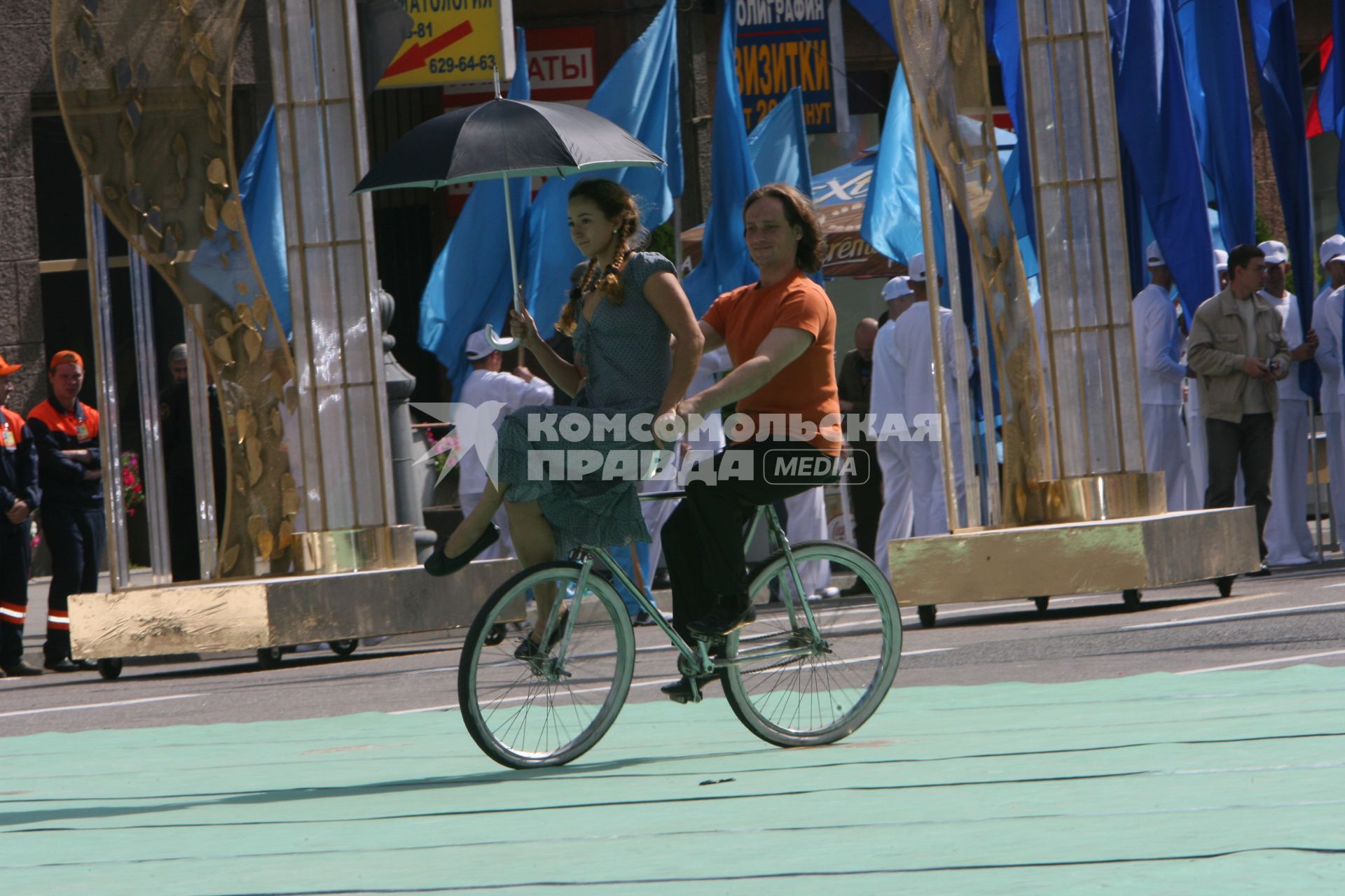 2 сентября 2006 года. День города. Представление на Тверской площади. Праздник. Выступление. Молодежь. Велосипед. Зонт.