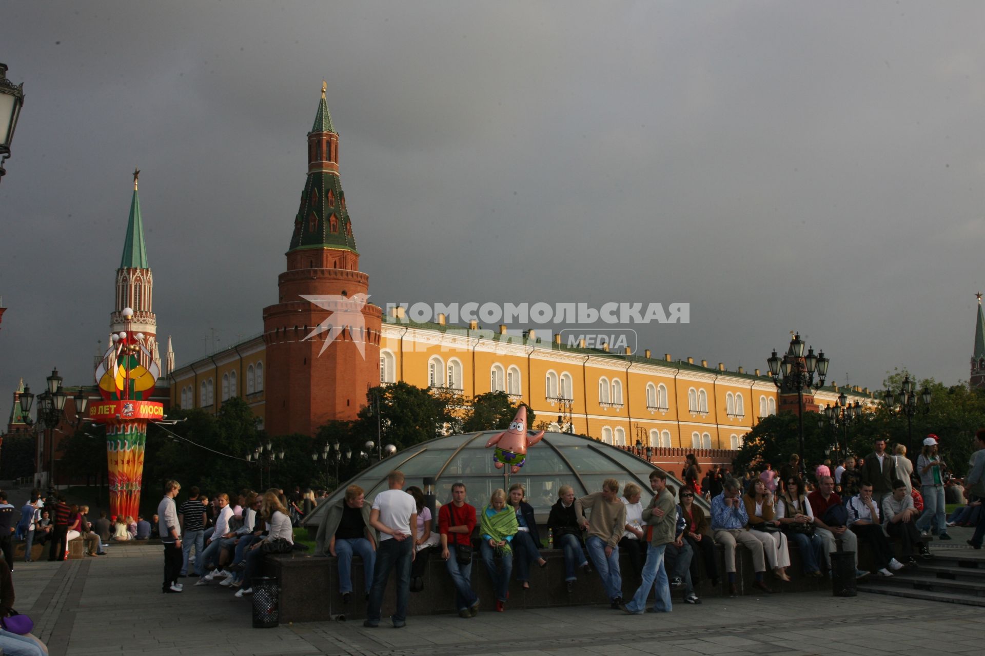 2 сентября 2006 года. День города. Отдых на Манежной площади. Праздник. Гулянье. Кремль. Манежная площадь. Народ.