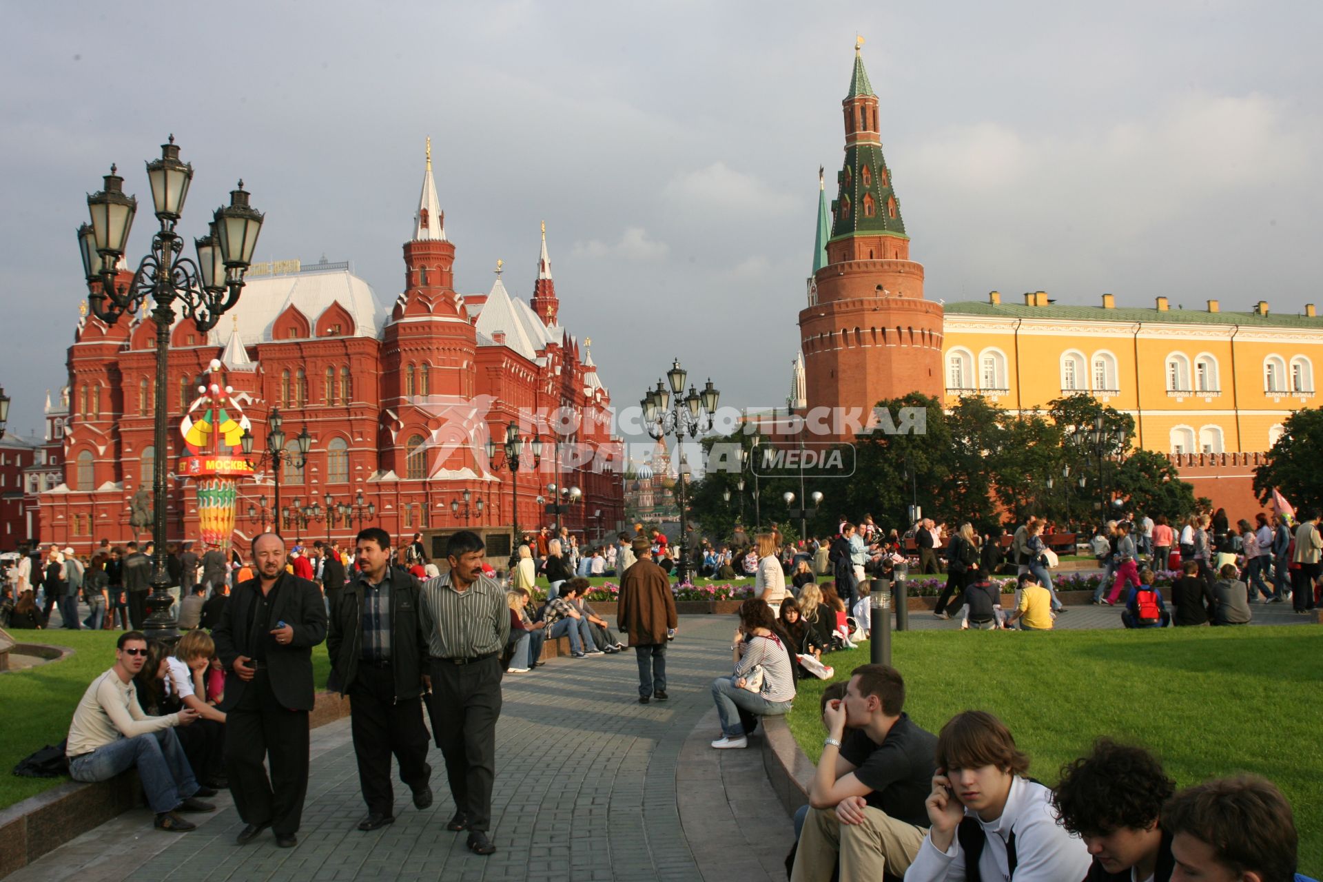 2 сентября 2006 года. День города. Отдых на Манежной площади. Праздник. Гулянье. Кремль. Манежная площадь. Народ.