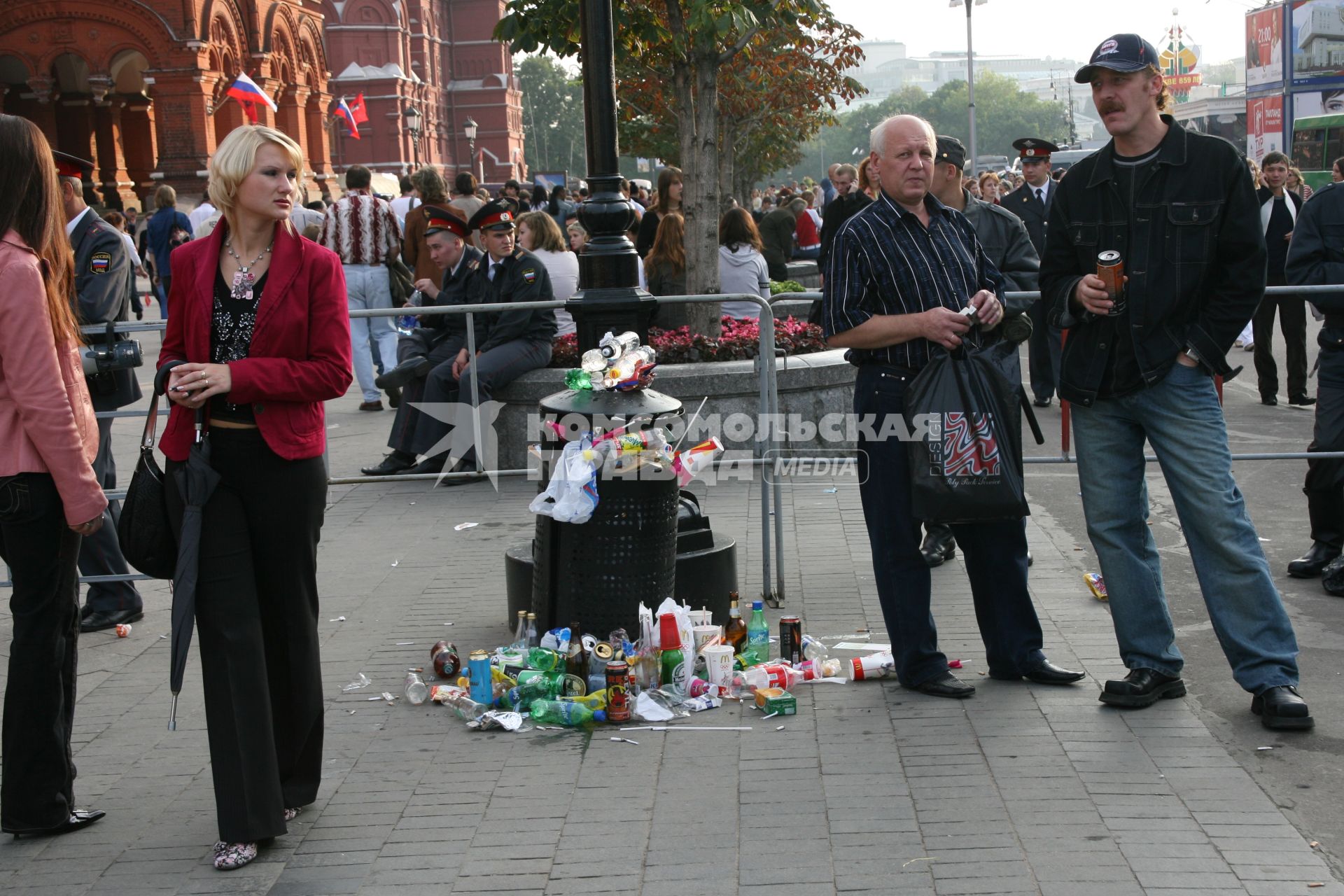 2 сентября 2006 года. День города. Праздник. Отдых. Манежная площадь. Милиция. Мусор. Ограждение. Коктейль.