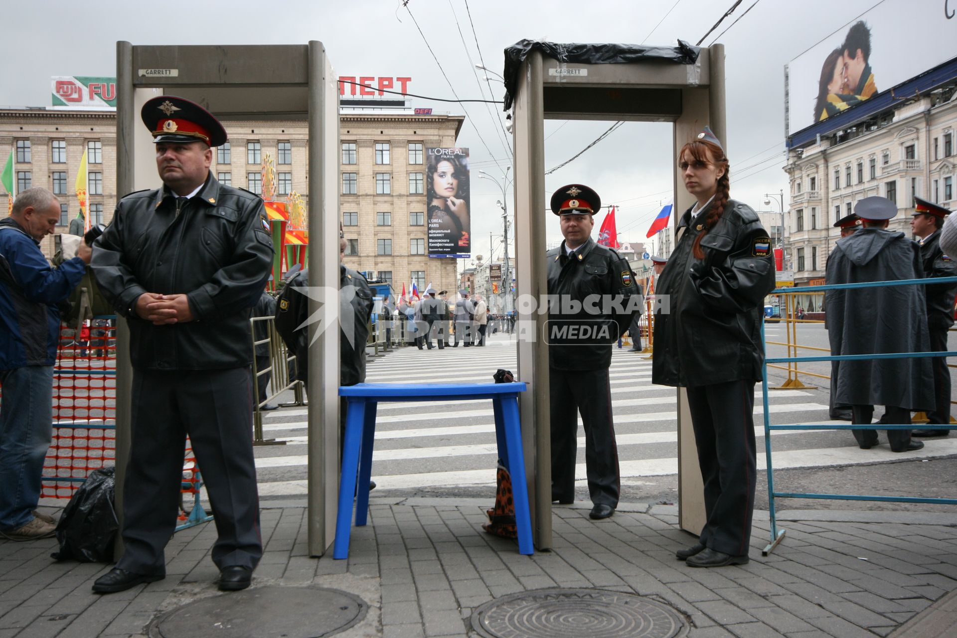 1 сентября 2007 года. День города. Турникеты на Тверской улице. Праздник. Милиция. Милиционер.