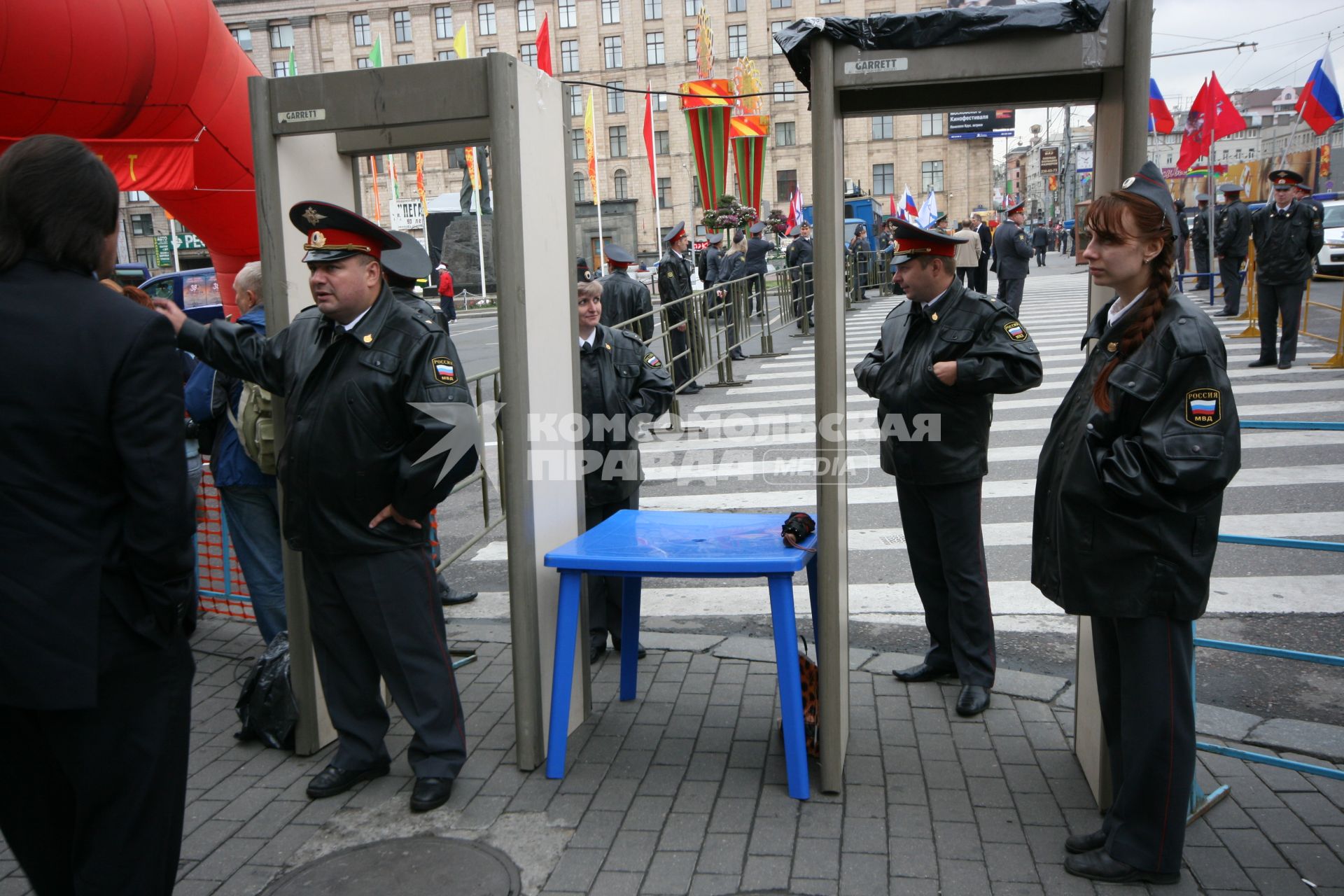 1 сентября 2007 года. День города. Турникеты на Тверской улице. Праздник. Милиция. Милиционер.
