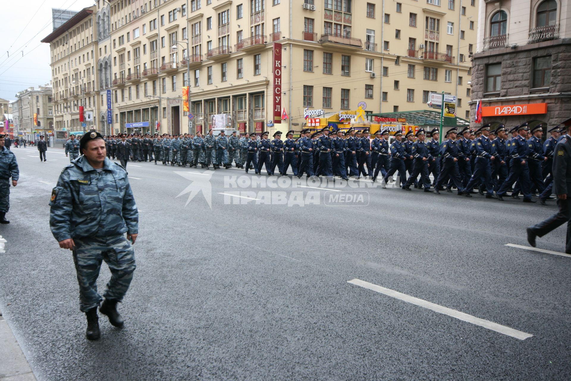 1 сентября 2007 года. День города. Подразделения милиции, задействованные в обеспечении порядка. Праздник. Строй. Колонна. Милиционер. ОМОН. Тверская улица. Дом. Здание.