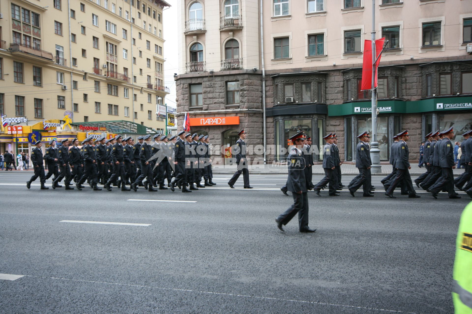 1 сентября 2007 года. День города. Подразделения милиции, задействованные в обеспечении порядка. Праздник. Строй. Колонна. Милиционер. ОМОН. Тверская улица. Дом. Здание.