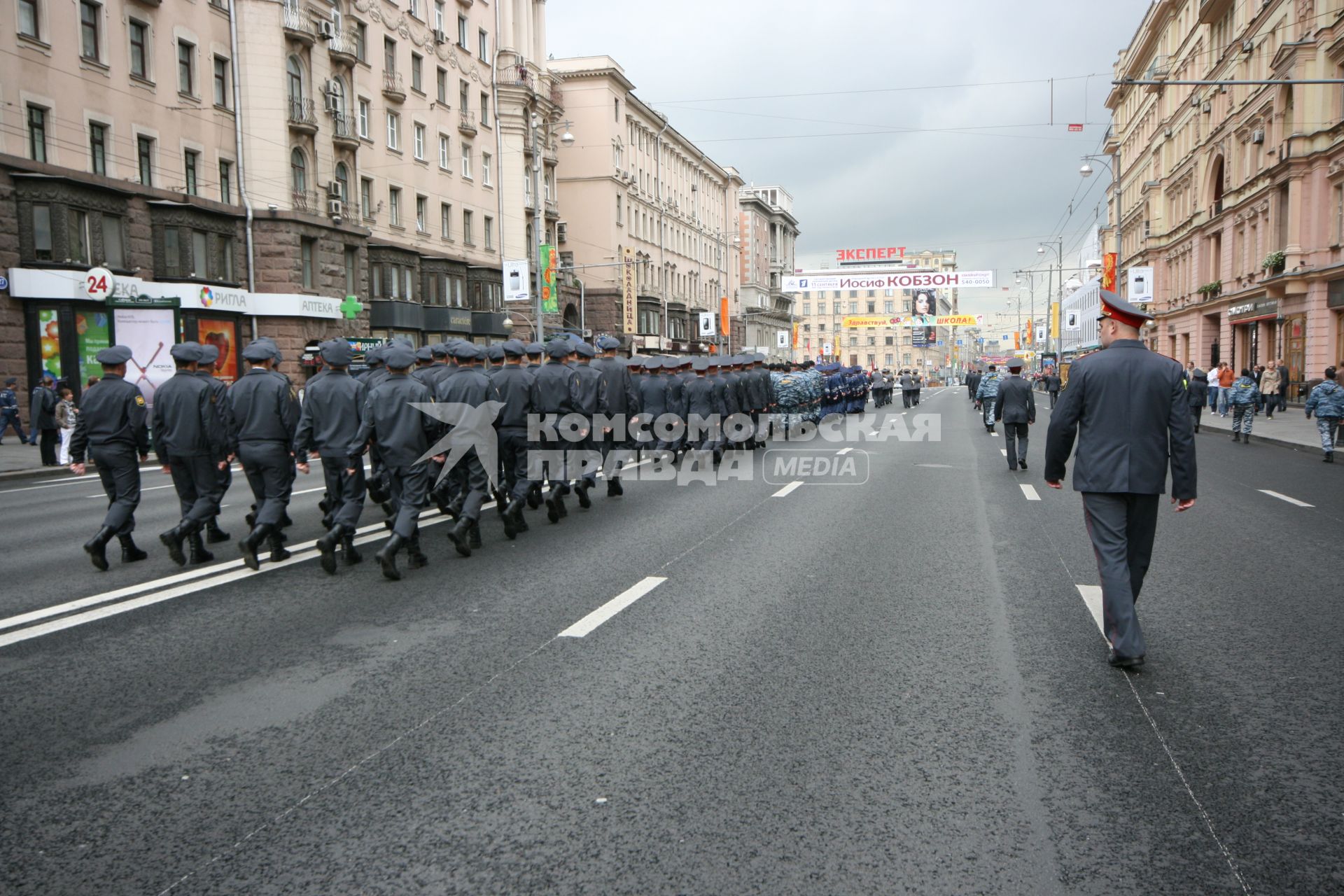 1 сентября 2007 года. День города. Подразделения милиции, задействованные в обеспечении порядка. Праздник. Строй. Колонна. Милиционер. ОМОН. Тверская улица. Дом. Здание.