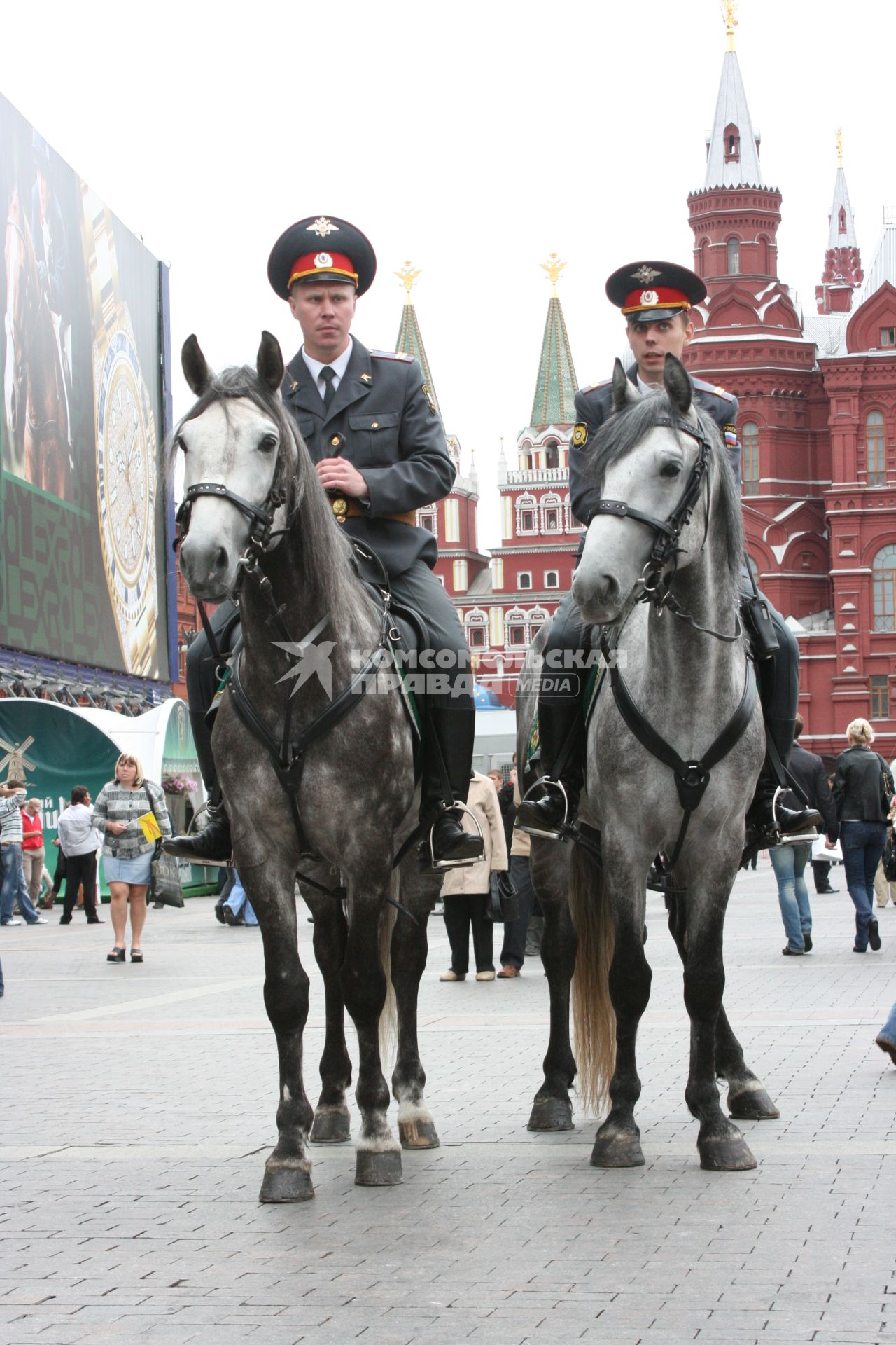 1 сентября 2007 года. День города. Конная милиция на Манежной площади. Праздник. Милиционер. Конь. Исторический музей.