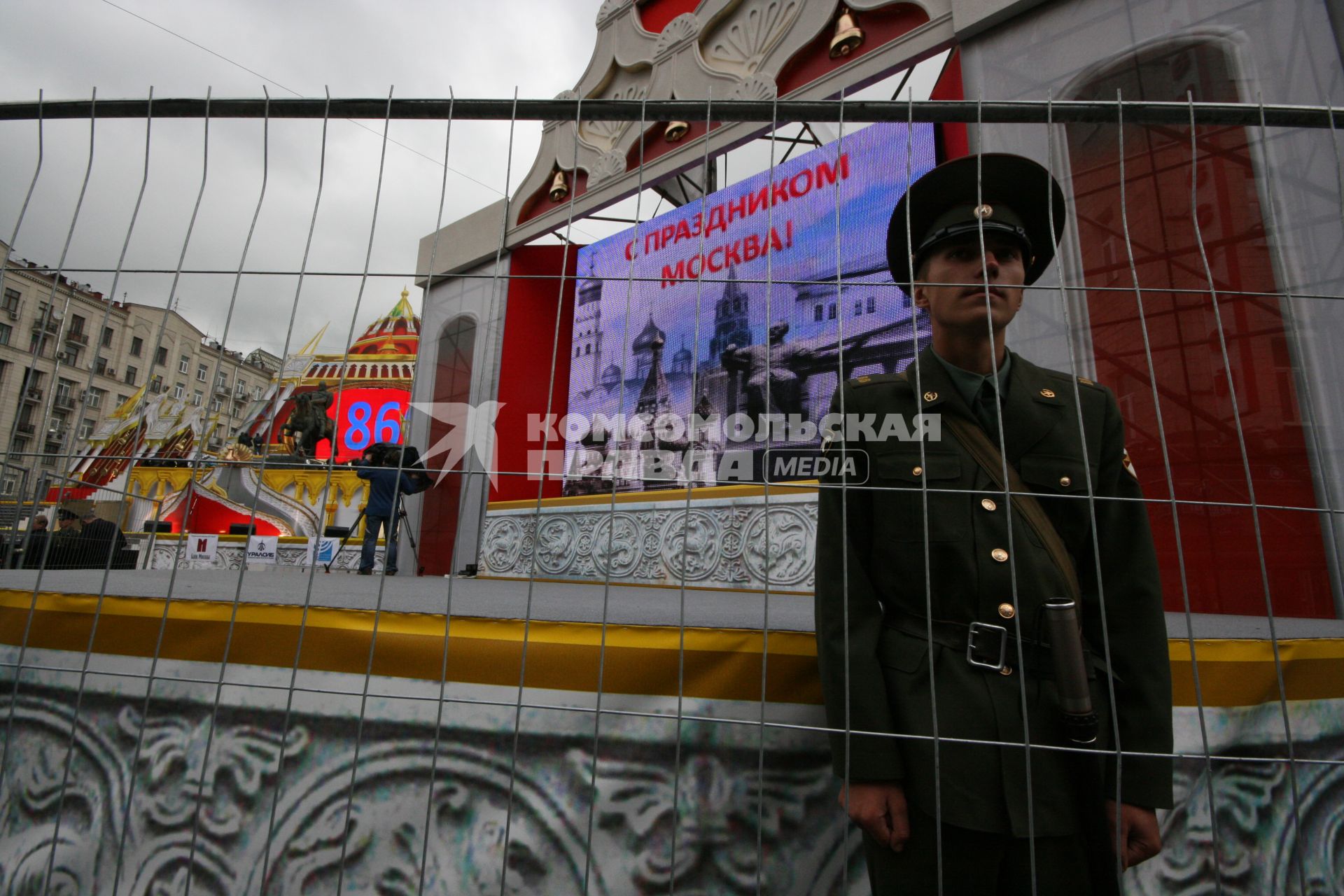 1 сентября 2007 года. День города. Боец внутренних войск на посту. Праздник. Рядовой. Внутренние войска. Пост. Ограда. Решетка.