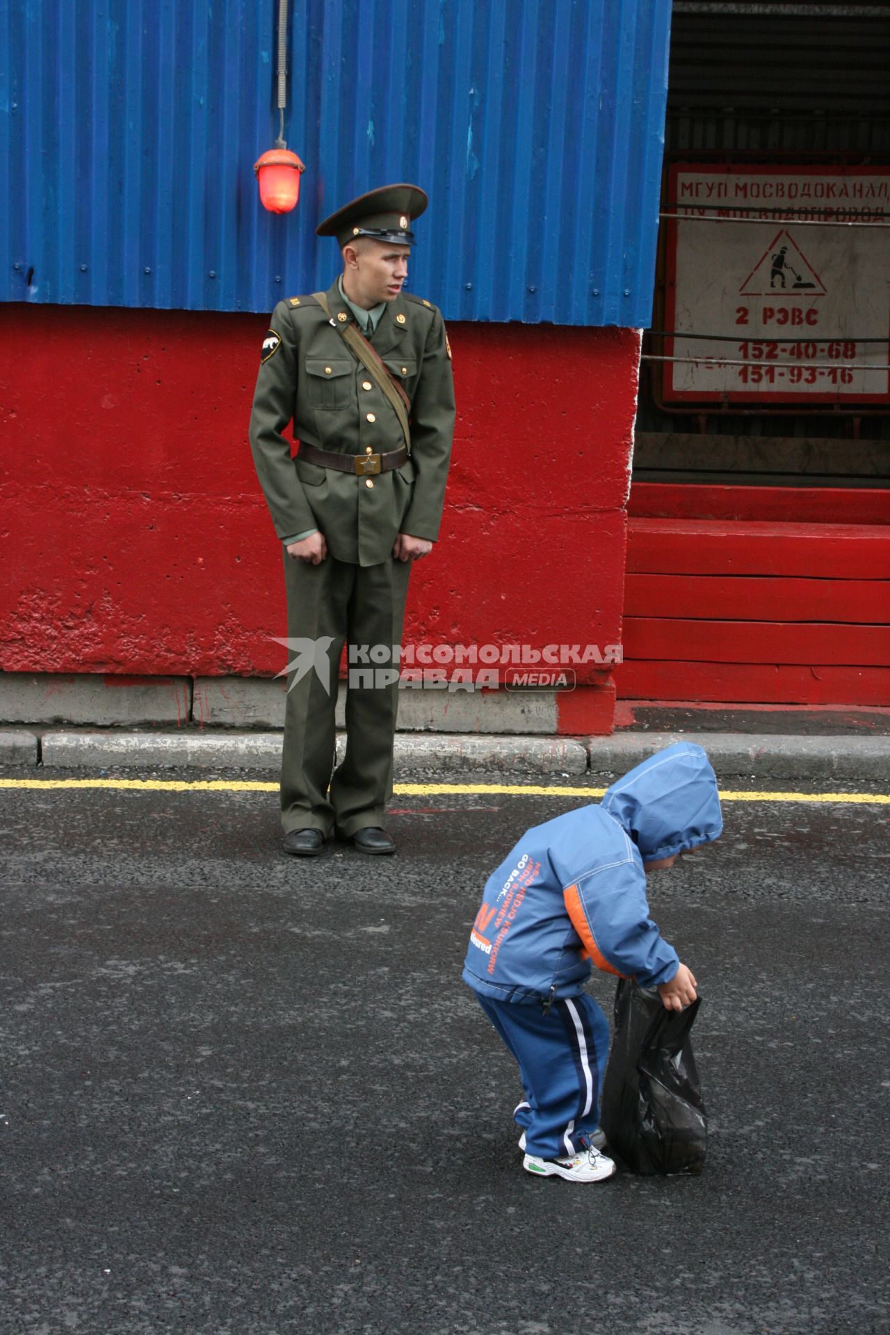 1 сентября 2007 года. День города. Боец внутренних войск на посту. Праздник. Рядовой. Внутренние войска. Пост. Ребенок. Пакет.