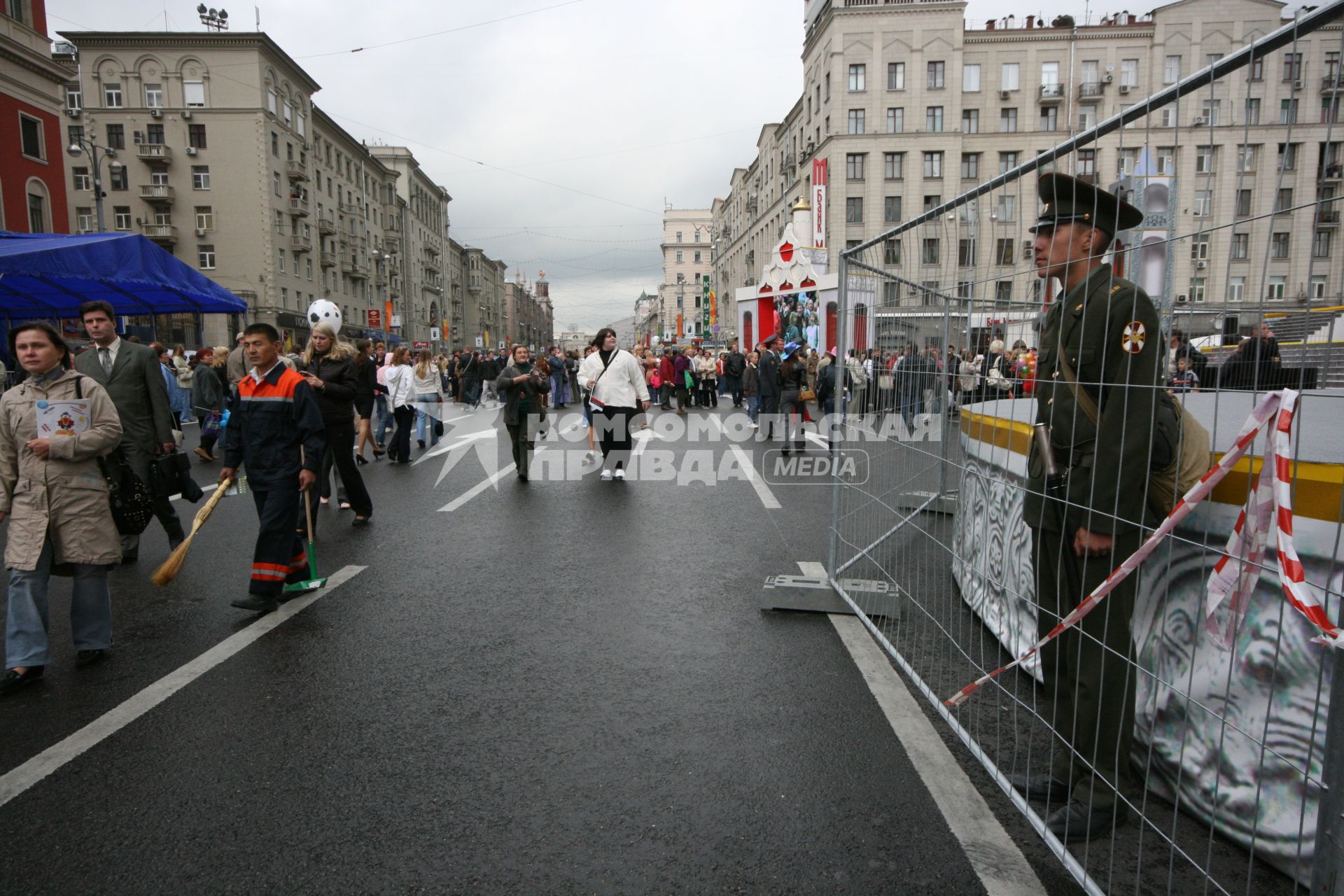 1 сентября 2007 года. День города. Боец внутренних войск на посту. Праздник. Рядовой. Внутренние войска. Пост. Ограда. Решетка. Гуляющие. Прохожие. Тверская улица. Дом. Здание.