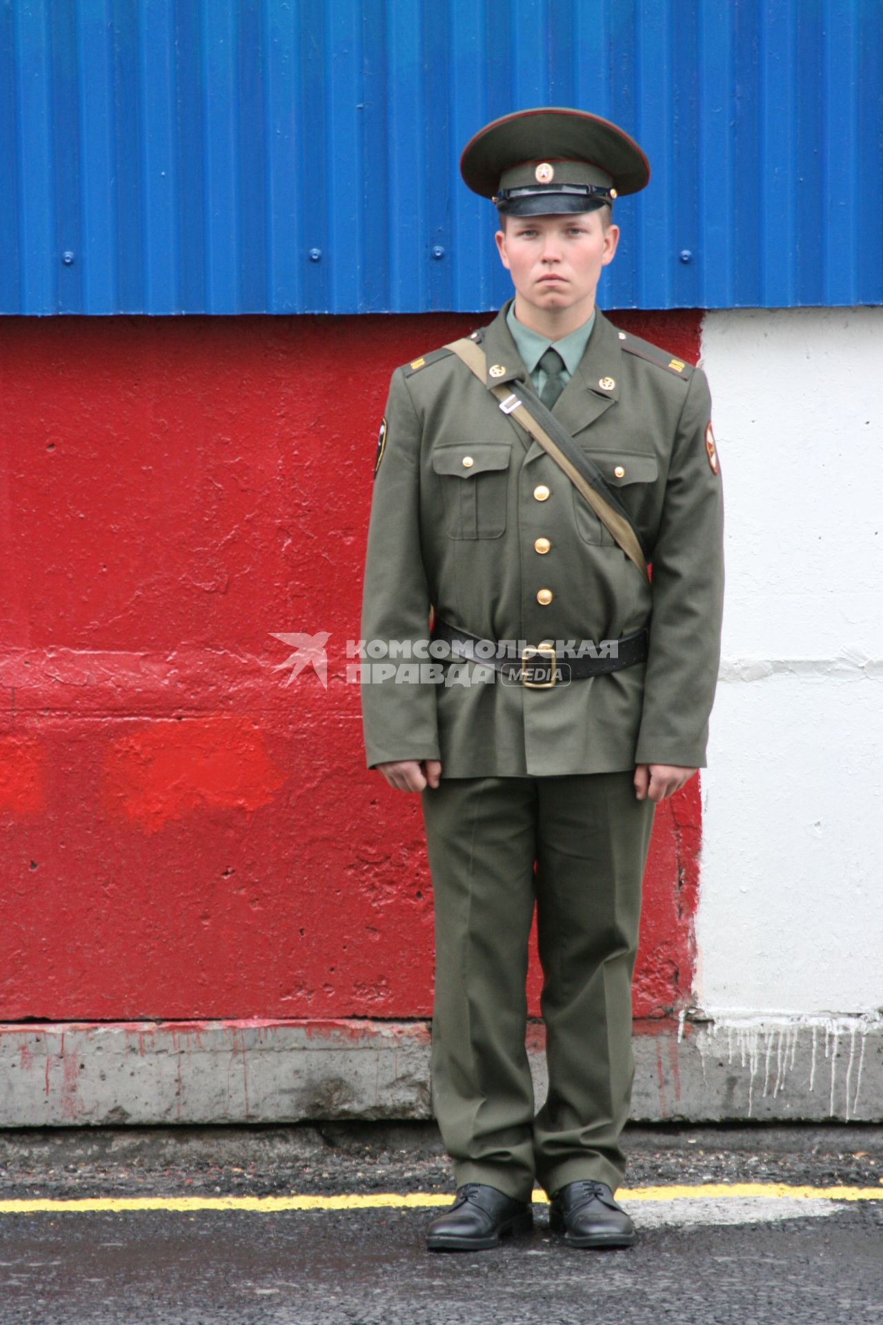 1 сентября 2007 года. День города. Боец внутренних войск на посту. Праздник. Рядовой. Внутренние войска. Пост.
