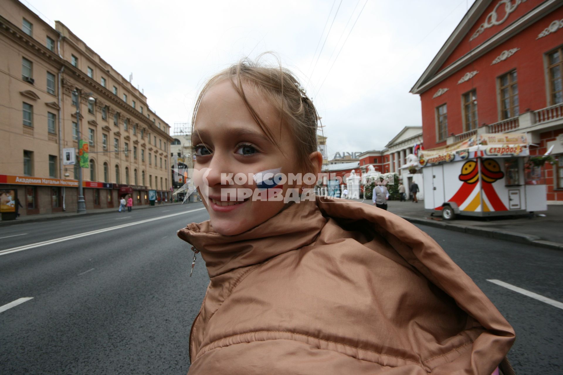 1 сентября 2007 года. День города. Девочка с триколором на щеке. Праздник.  Улица. Дом. Здание.