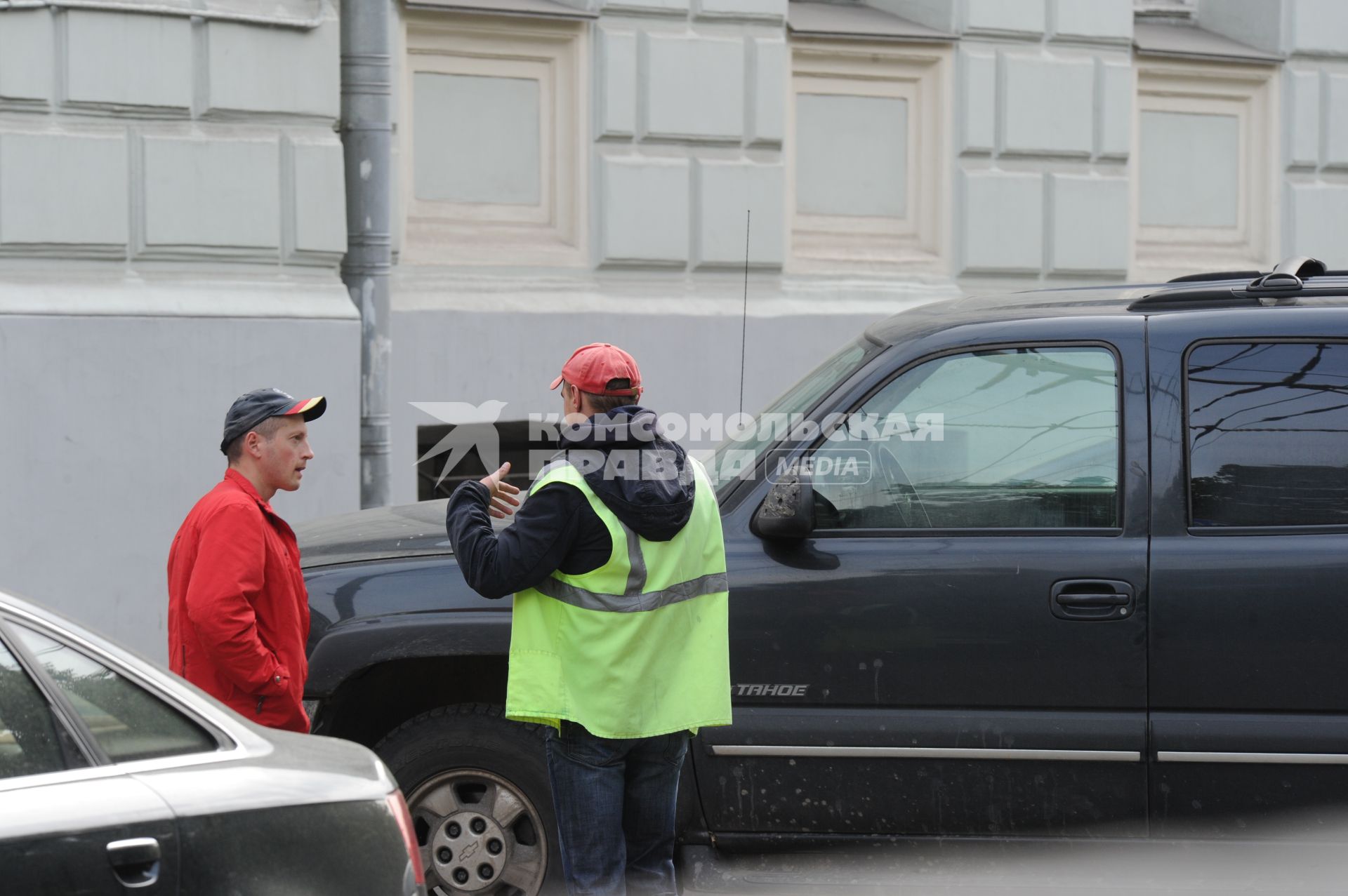 г. Москва. Паркинг, парковка, парковщик, транспорт, автомобиль, стоянка, паркование машин 02 сентября 2010год.