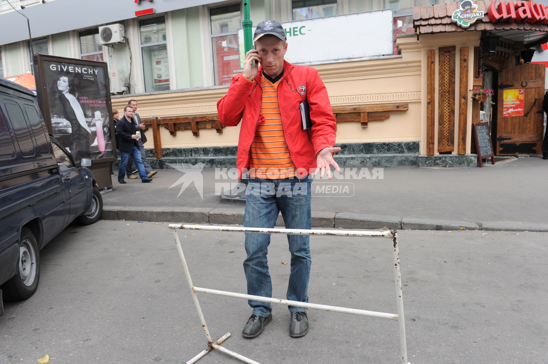 г. Москва. Паркинг, парковка, парковщик, транспорт, автомобиль, стоянка, паркование машин 02 сентября 2010год.