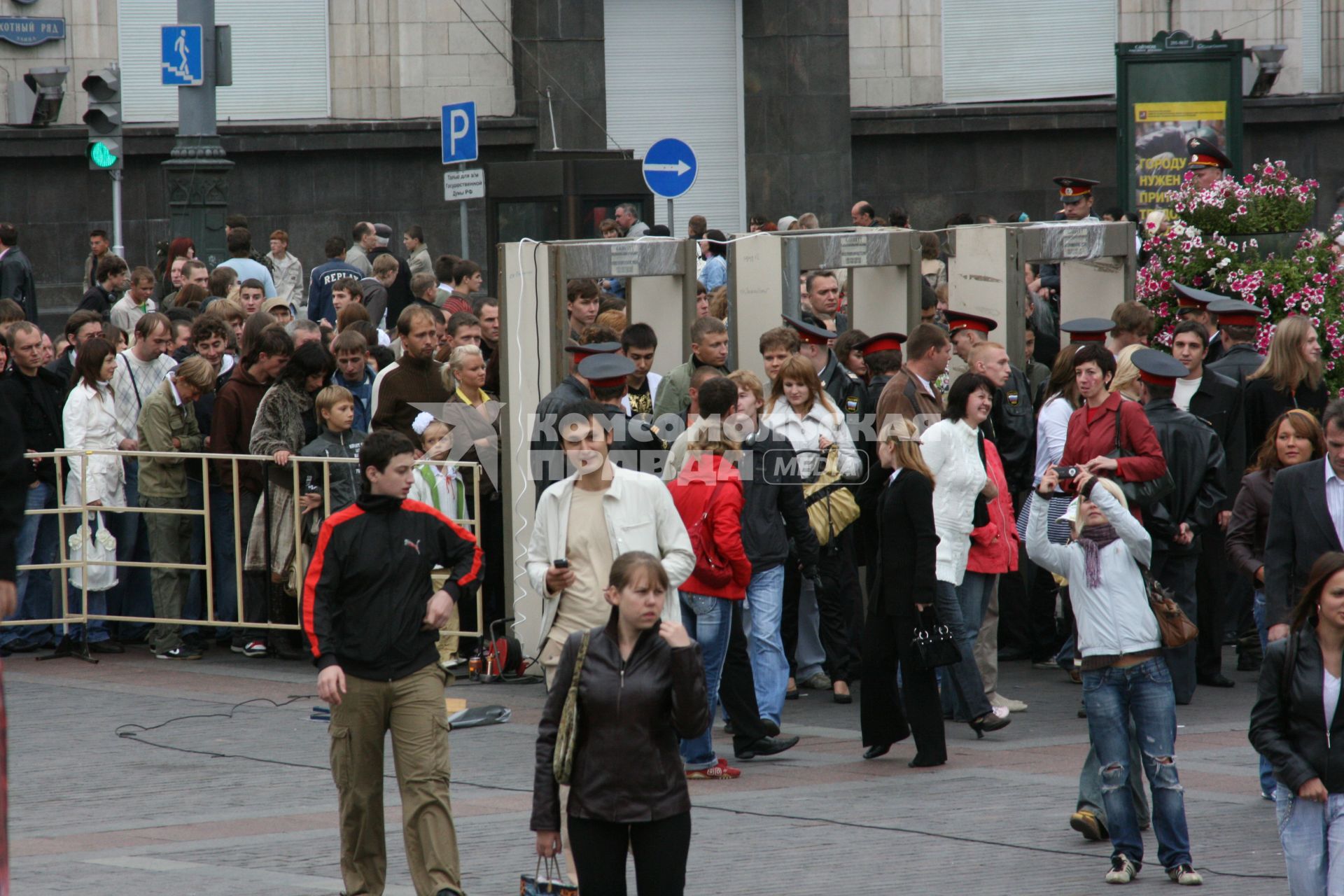 1 сентября 2007 года. День города. Турникеты на Тверской улице. Проверка содержимого сумок. Праздник. Милиция. Турникет. Милиционер. Досмотр.