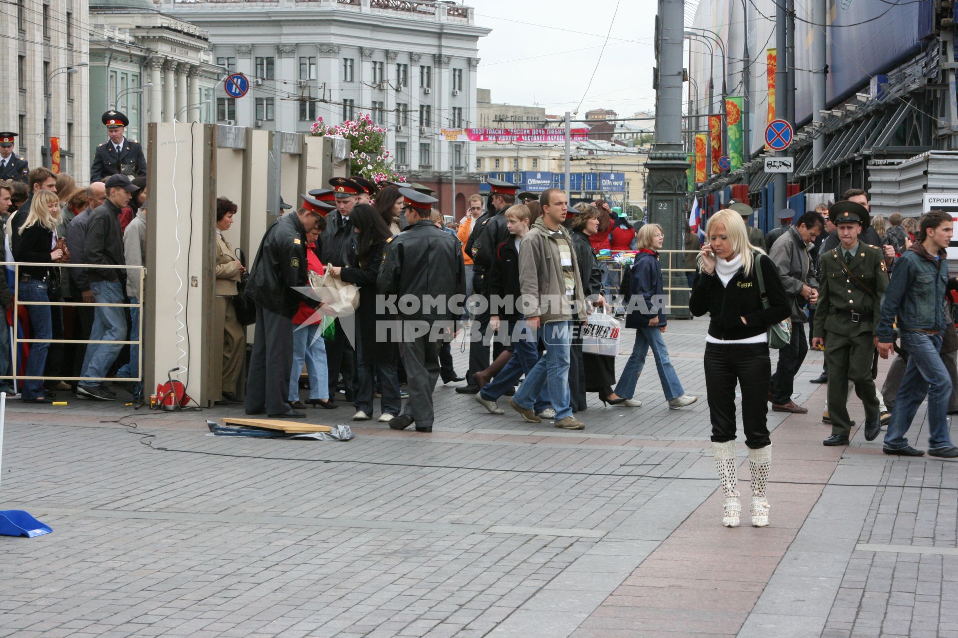 1 сентября 2007 года. День города. Турникеты на Тверской улице. Проверка содержимого сумок. Праздник. Милиция. Турникет. Милиционер. Досмотр.