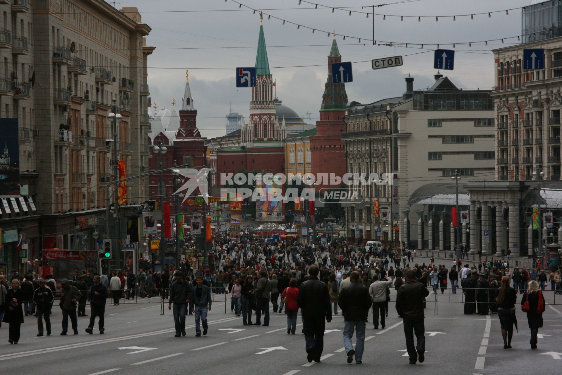 1 сентября 2007 года. День города. Гуляющие на Тверской улице. Праздник. Улица. Дом. Здание. Кремль. Народ. Толпа.