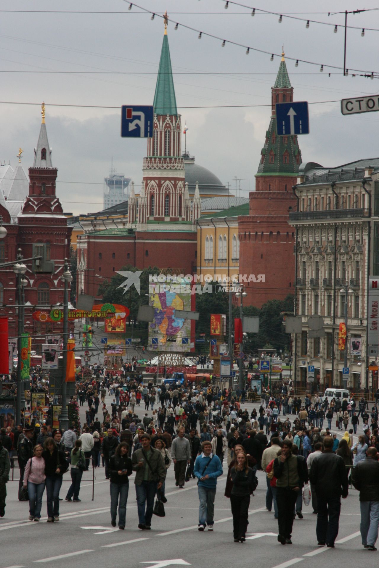 1 сентября 2007 года. День города. Гуляющие на Тверской улице. Праздник. Улица. Дом. Здание. Кремль. Народ. Толпа.