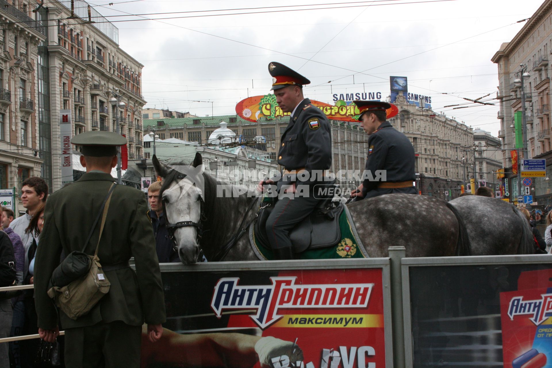 1 сентября 2007 года. День города. Конная Милиция. Праздник. Тверская улица. дом. Здание. Конь. Милиционер.