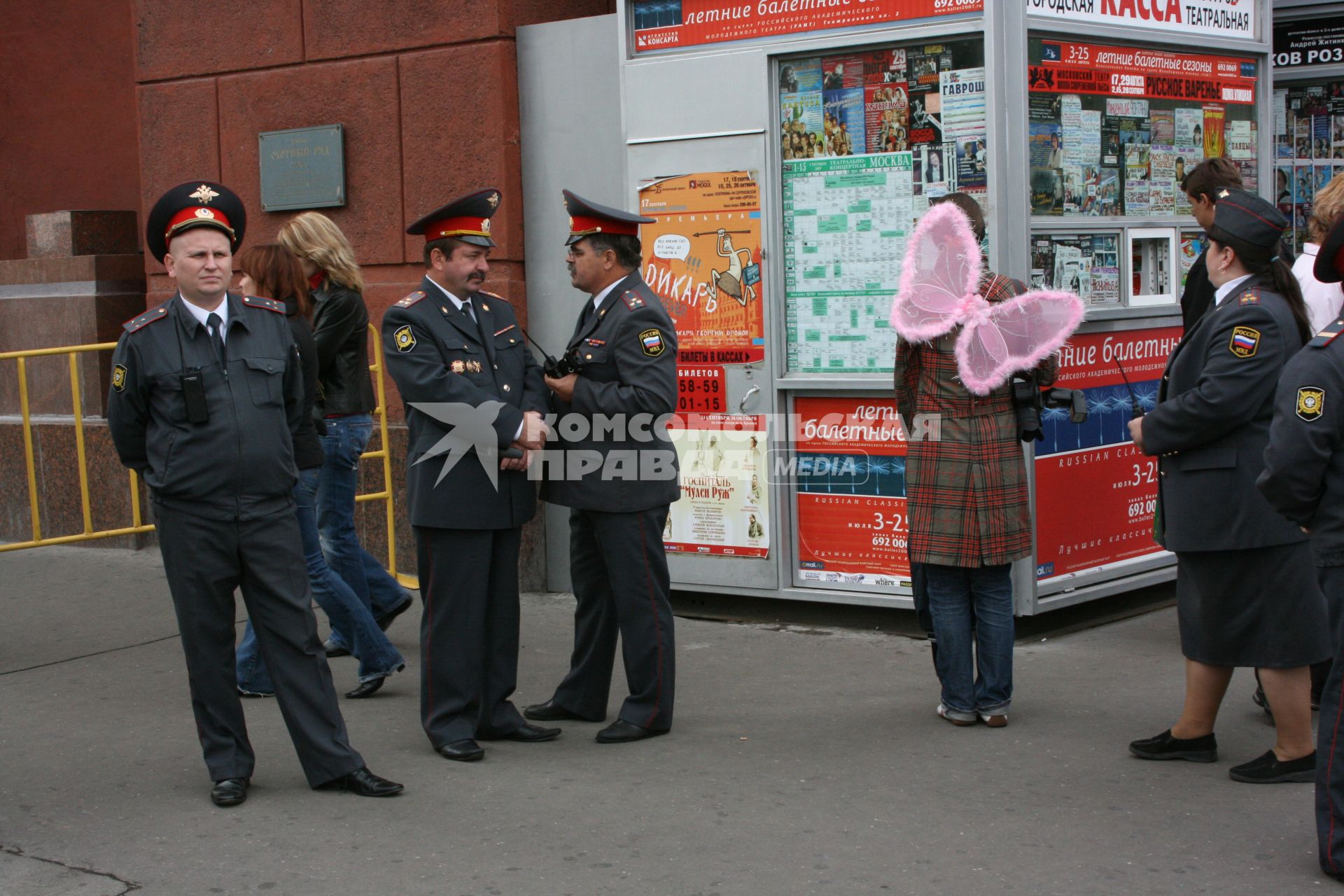 1 сентября 2007 года. День города. Милиция на Тверской улице. Праздник. Милиционер. Охрана порядка. Тверская улица.