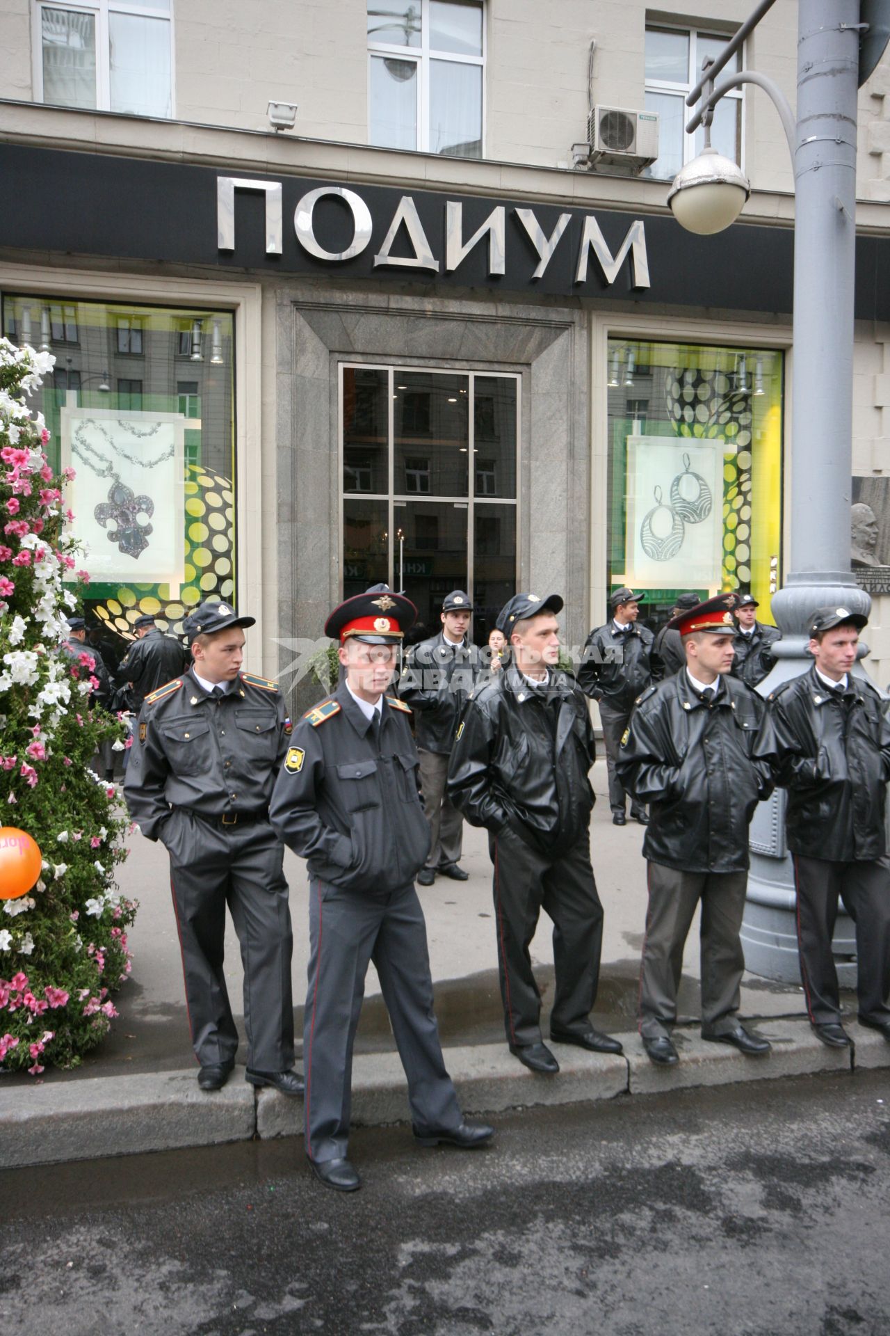 1 сентября 2007 года. День города. Милиция на Тверской улице. Праздник. Милиционер. Охрана порядка. Тверская улица. Магазин \"Подиум\"