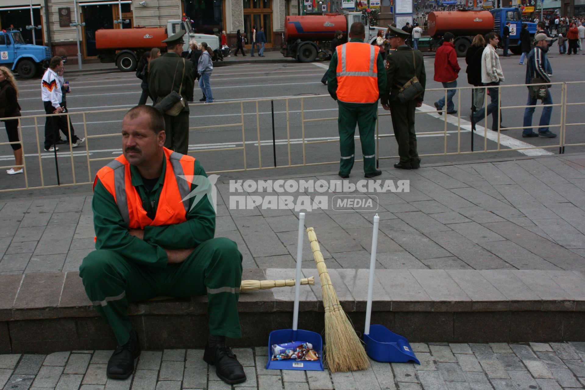 1 сентября 2007 года. День города. Уборщики. Отдых. Веник. Совок. Уборщик.