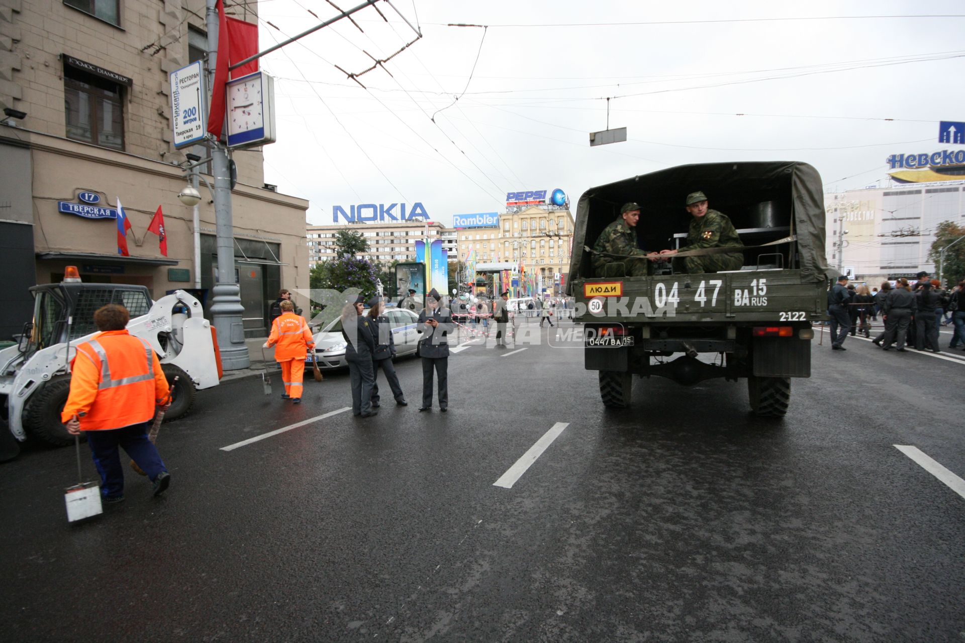 1 сентября 2007 года. День города. Внутренние войска. Охрана порядка. Машина. Грузовик. Улица.