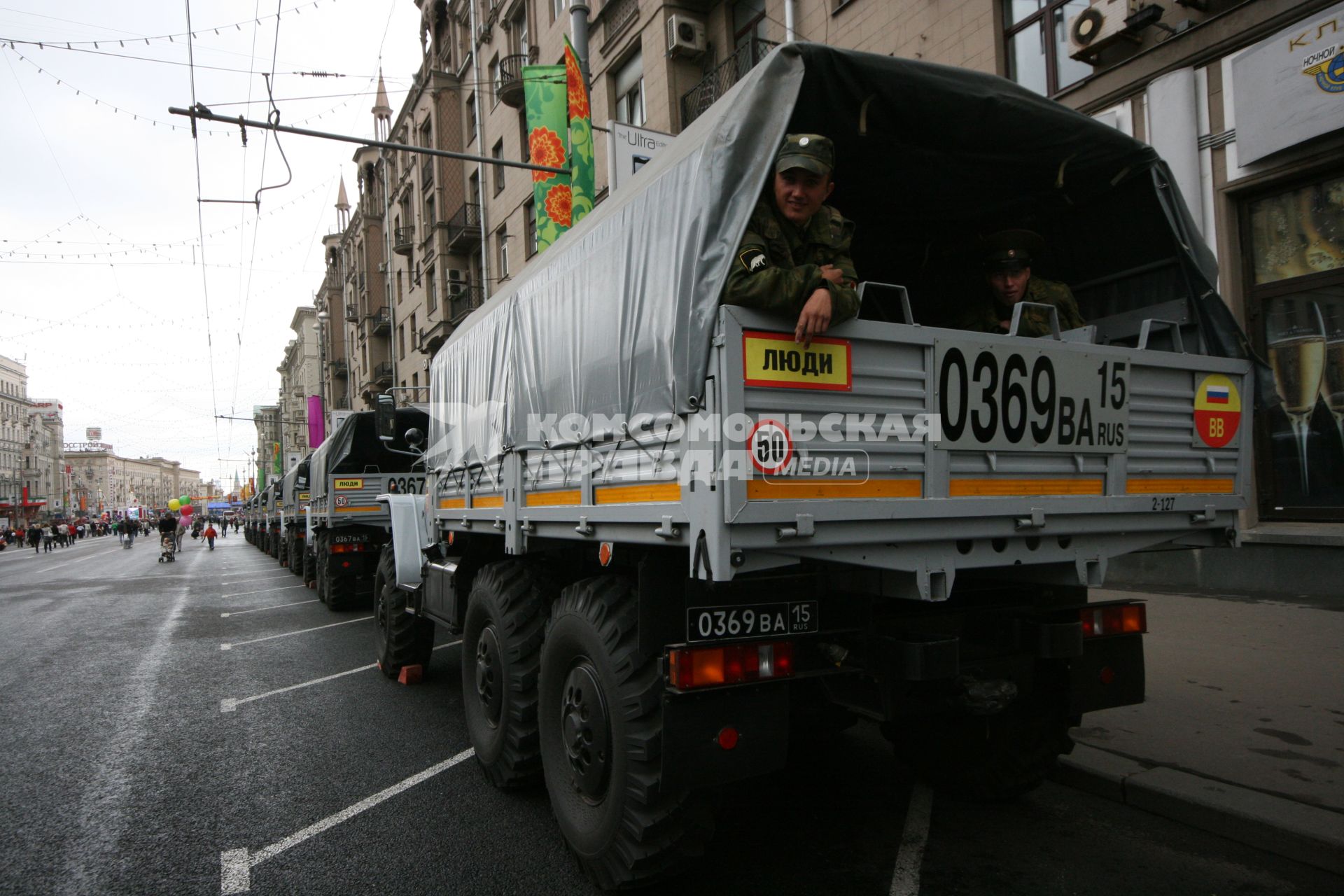 1 сентября 2007 года. День города. Внутренние войска. Охрана порядка. Машина. Грузовик. Улица.