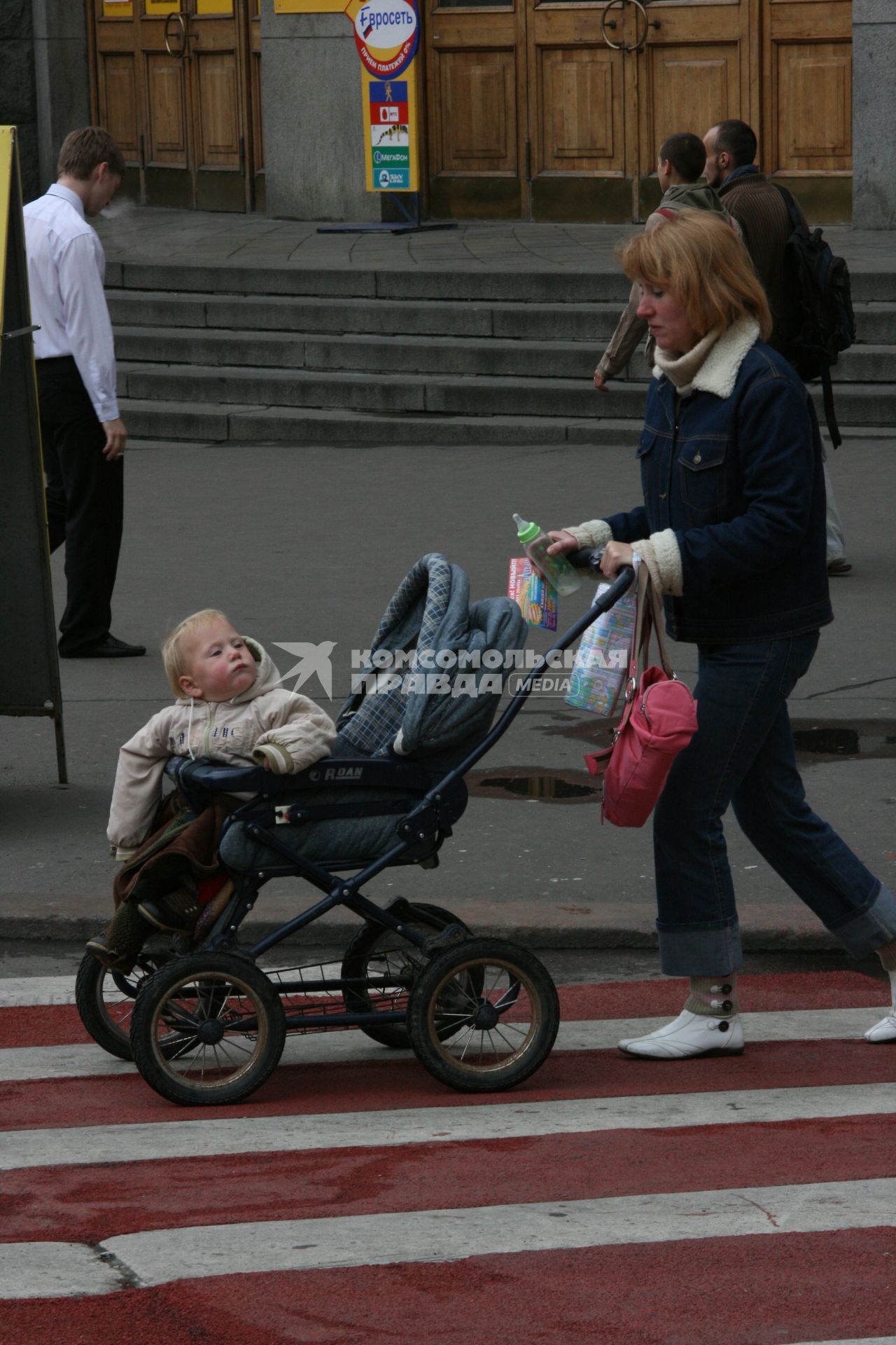 1 сентября 2007 года. День города. Женщина с коляской. Семья. Мама. Ребенок. Переход.