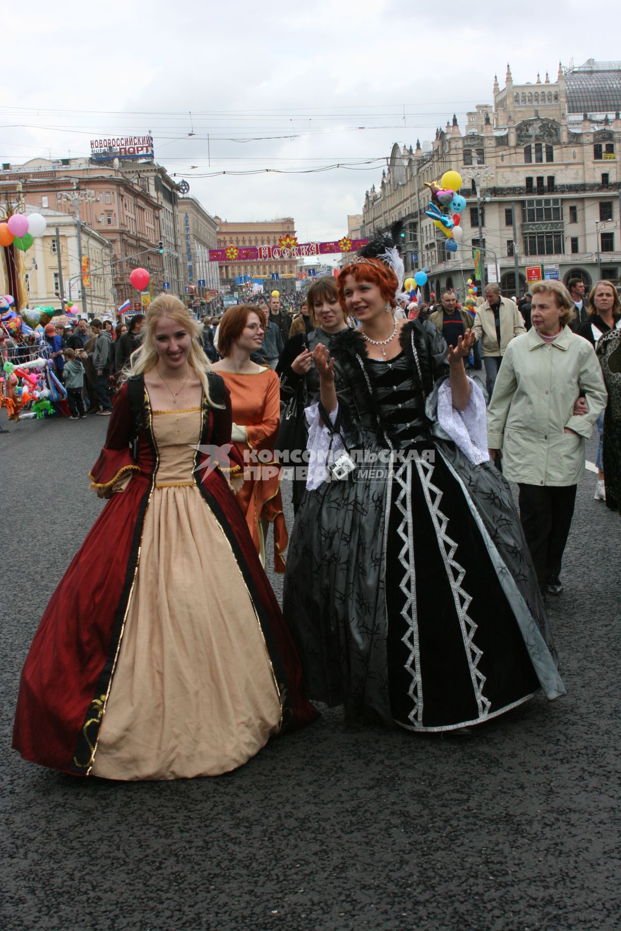 1 сентября 2007 года. День города. Девушки в бальных платьях. Праздник. Гулянье. Молодежь. Улица.