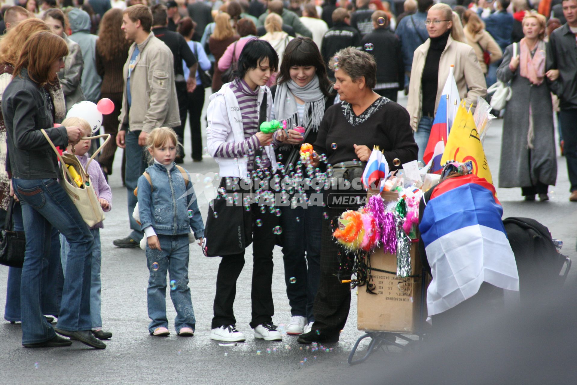 1 сентября 2007 года. День города. Торговля игрушками и мыльными пузырями. Молодежь. Продажа. Продавщица. Мыльный пузырь.