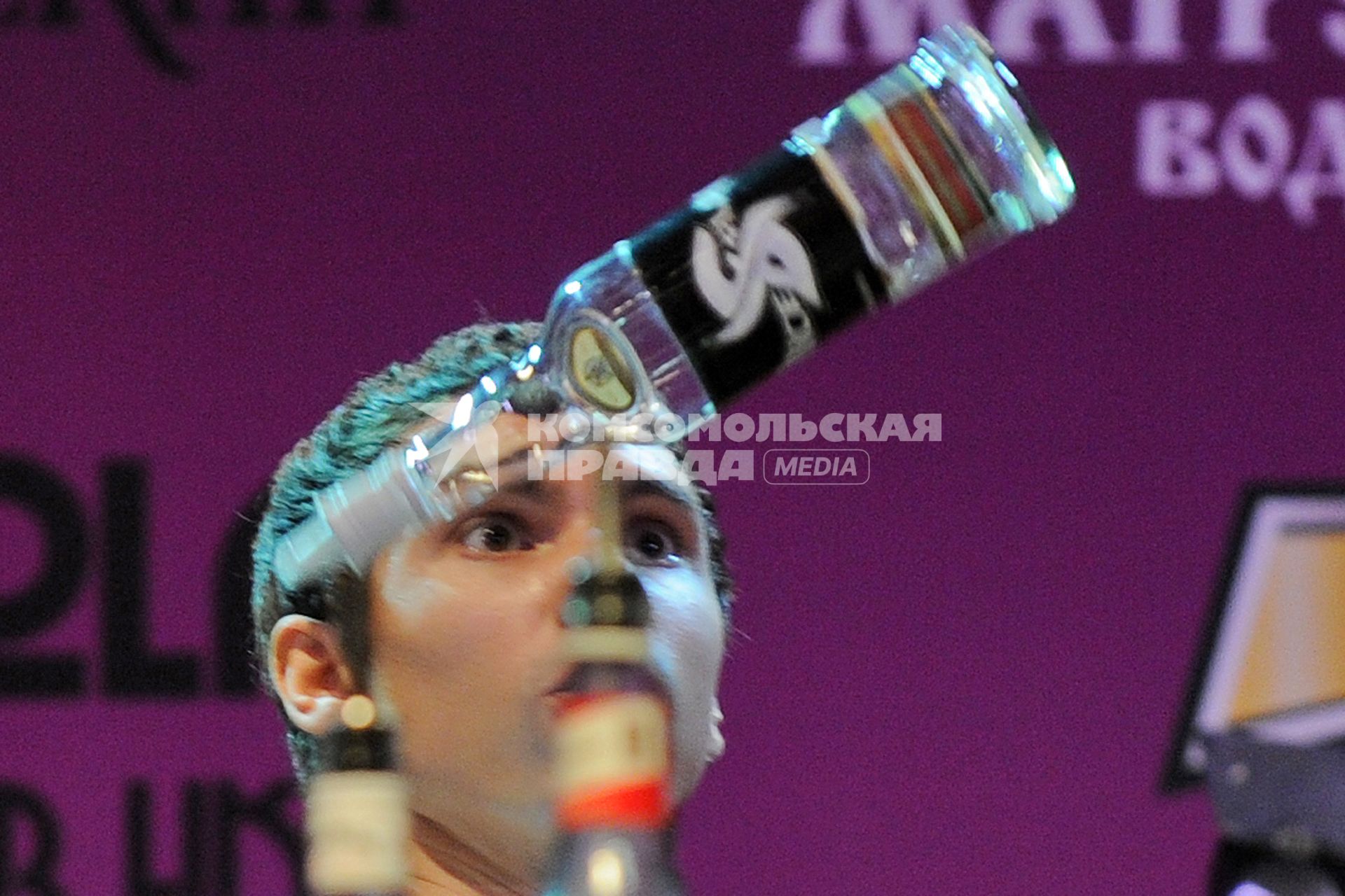 Всероссийский отборочный тур Чемпионата мира среди барменов, 2 сентября 2010 года. Бармен. Выпивка. Алкоголь. Коктейль. Бутылка.