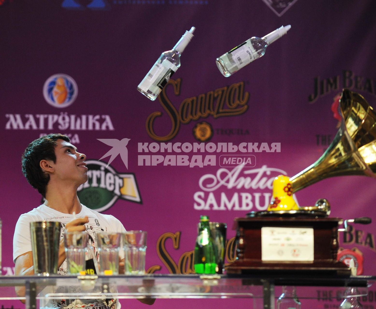 Всероссийский отборочный тур Чемпионата мира среди барменов, 2 сентября 2010 года. Бармен. Выпивка. Алкоголь. Коктейль. Бутылка.
