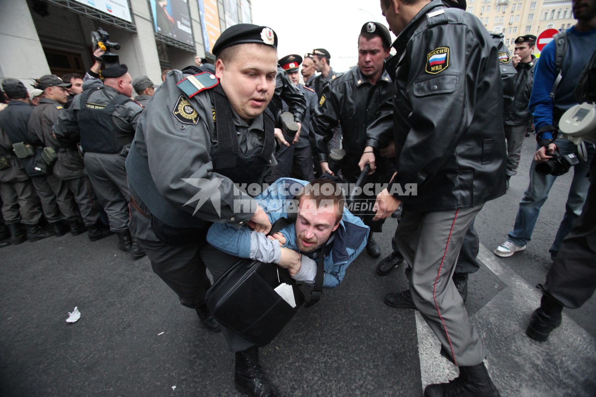 Триумфальная площадь. Несанкционированный митинг `Несогласных` в защиту 31-й статьи Конституции РФ (свобода собраний и митингов) в рамках акции `Стратегия-31`.  Фото:   31 августа 2010 год.