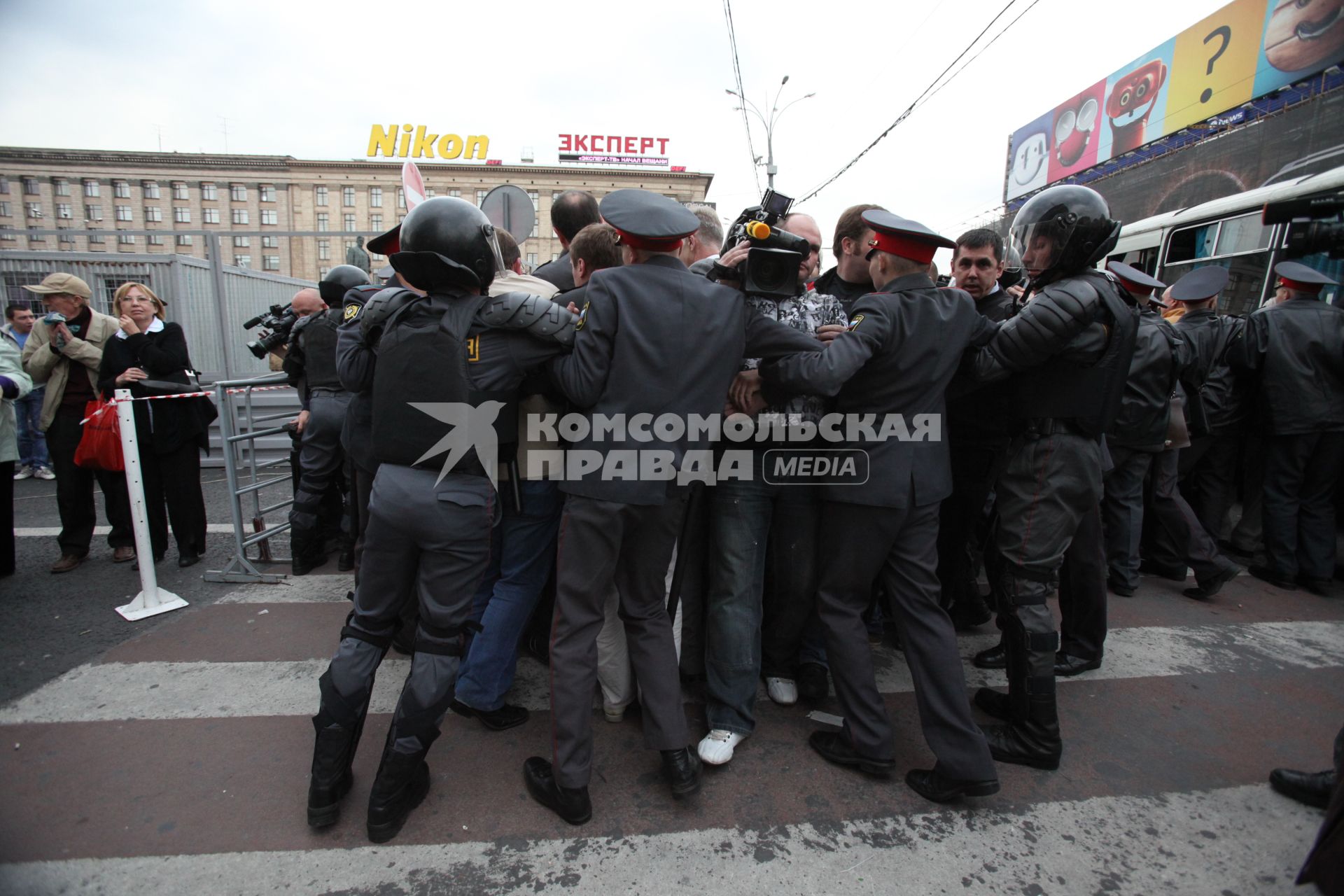 Триумфальная площадь. Несанкционированный митинг `Несогласных` в защиту 31-й статьи Конституции РФ (свобода собраний и митингов) в рамках акции `Стратегия-31`.  Фото:   31 августа 2010 год.