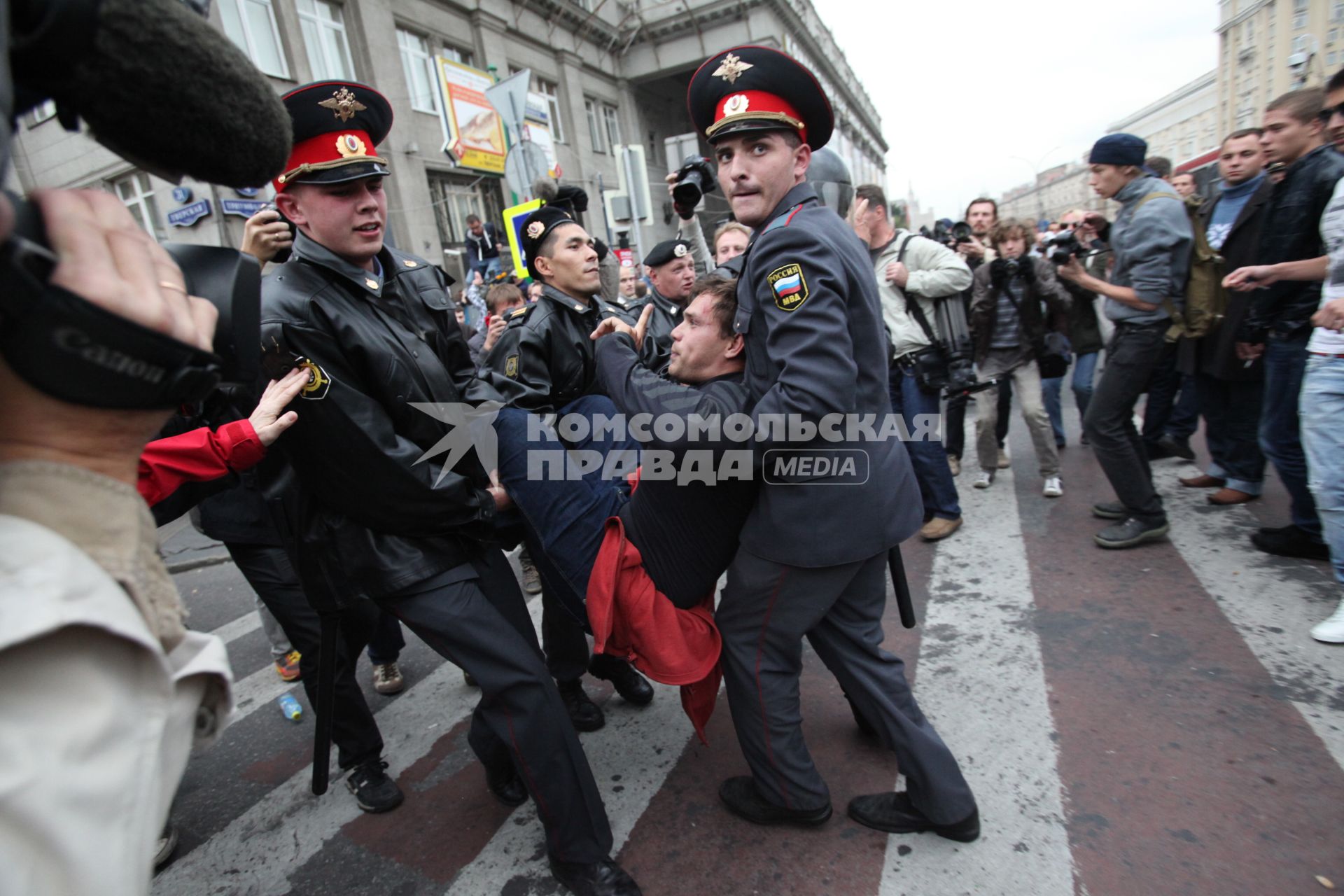 Триумфальная площадь. Несанкционированный митинг `Несогласных` в защиту 31-й статьи Конституции РФ (свобода собраний и митингов) в рамках акции `Стратегия-31`.  Фото:   31 августа 2010 год.