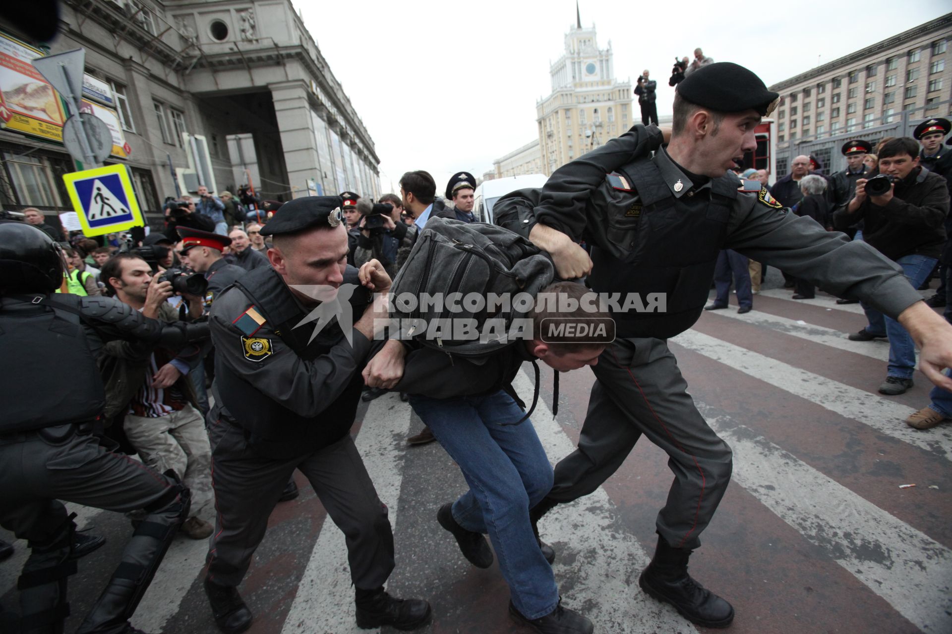 Триумфальная площадь. Несанкционированный митинг `Несогласных` в защиту 31-й статьи Конституции РФ (свобода собраний и митингов) в рамках акции `Стратегия-31`.  Фото:   31 августа 2010 год.