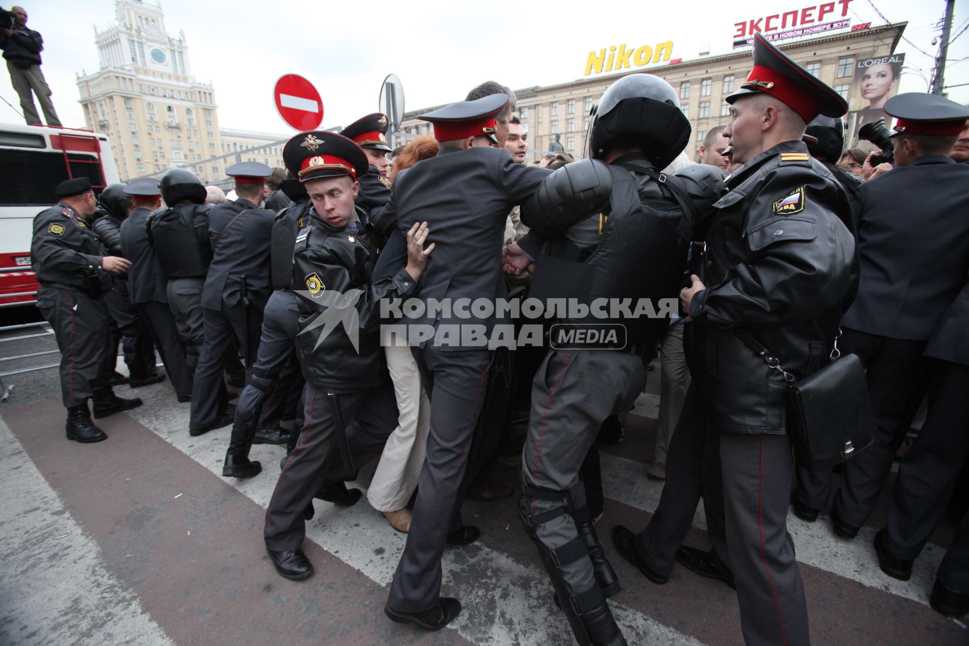 Триумфальная площадь. Несанкционированный митинг `Несогласных` в защиту 31-й статьи Конституции РФ (свобода собраний и митингов) в рамках акции `Стратегия-31`.  Фото:   31 августа 2010 год.