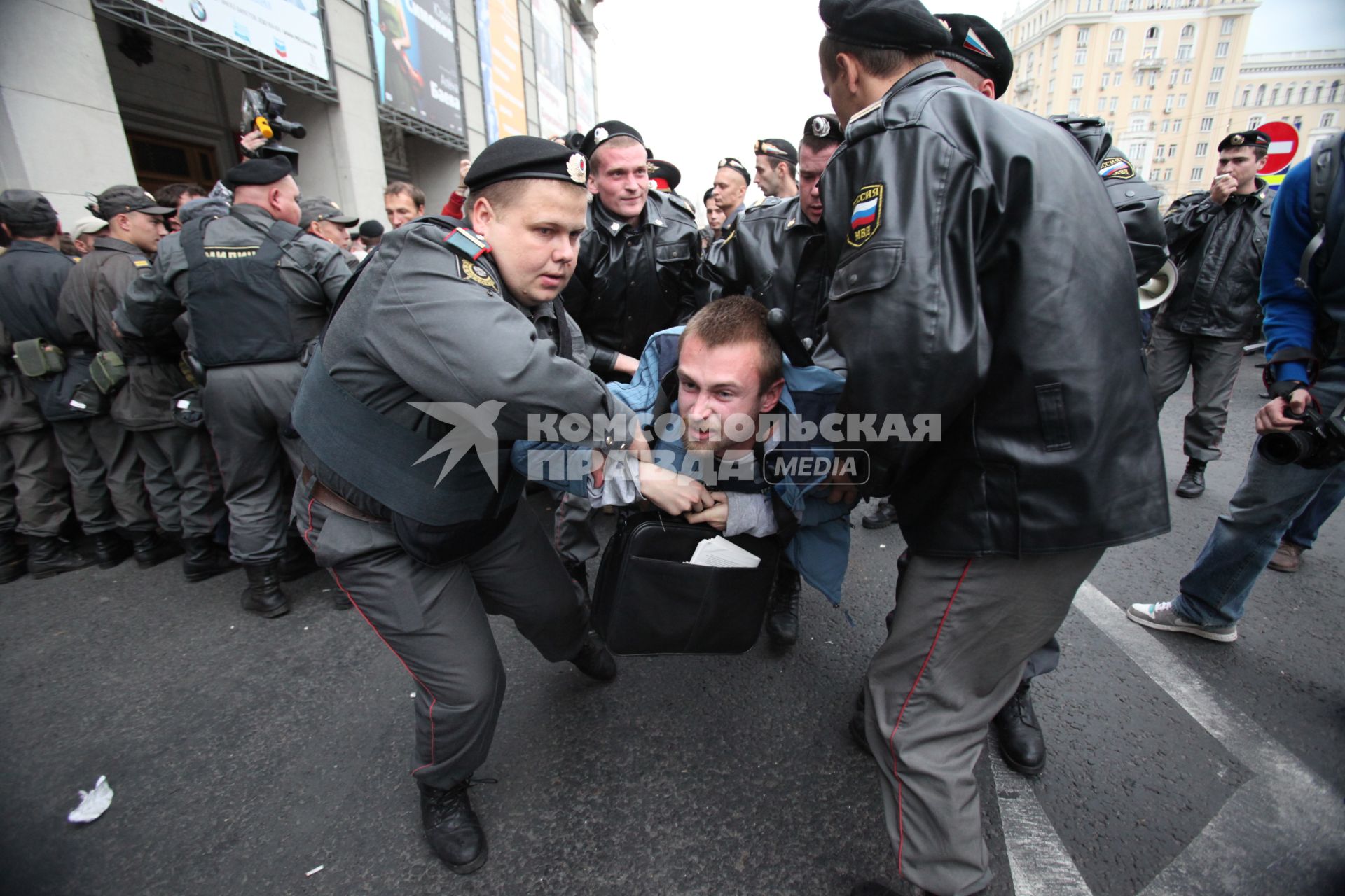 Триумфальная площадь. Несанкционированный митинг `Несогласных` в защиту 31-й статьи Конституции РФ (свобода собраний и митингов) в рамках акции `Стратегия-31`.  Фото:   31 августа 2010 год.