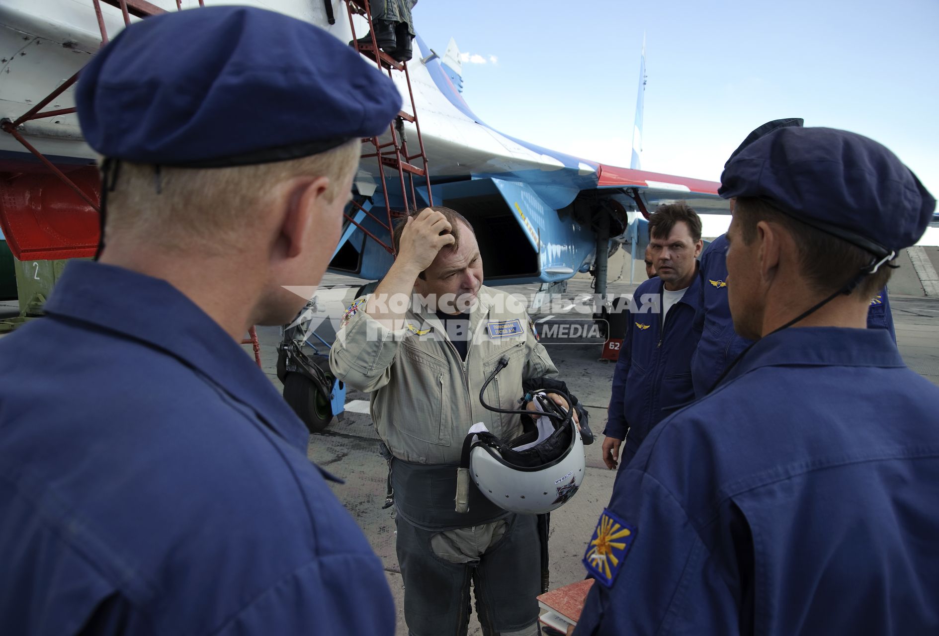 3 сентября 2010. Волгоградская область. Авиабаза российских ВВС \" Мариновка \". Пилотажные группы \" Соколы России \", \" Русские витязи \" и \" Стрижи \" тренируются перед авиашоу на праздновании дня города в Волгограде. Проведение авиашоу было приурочено к столетию Качинского училища летчиков. Многие летчики из пилотажных групп в свое время закончили Качинское высшее военное авиационное училище.