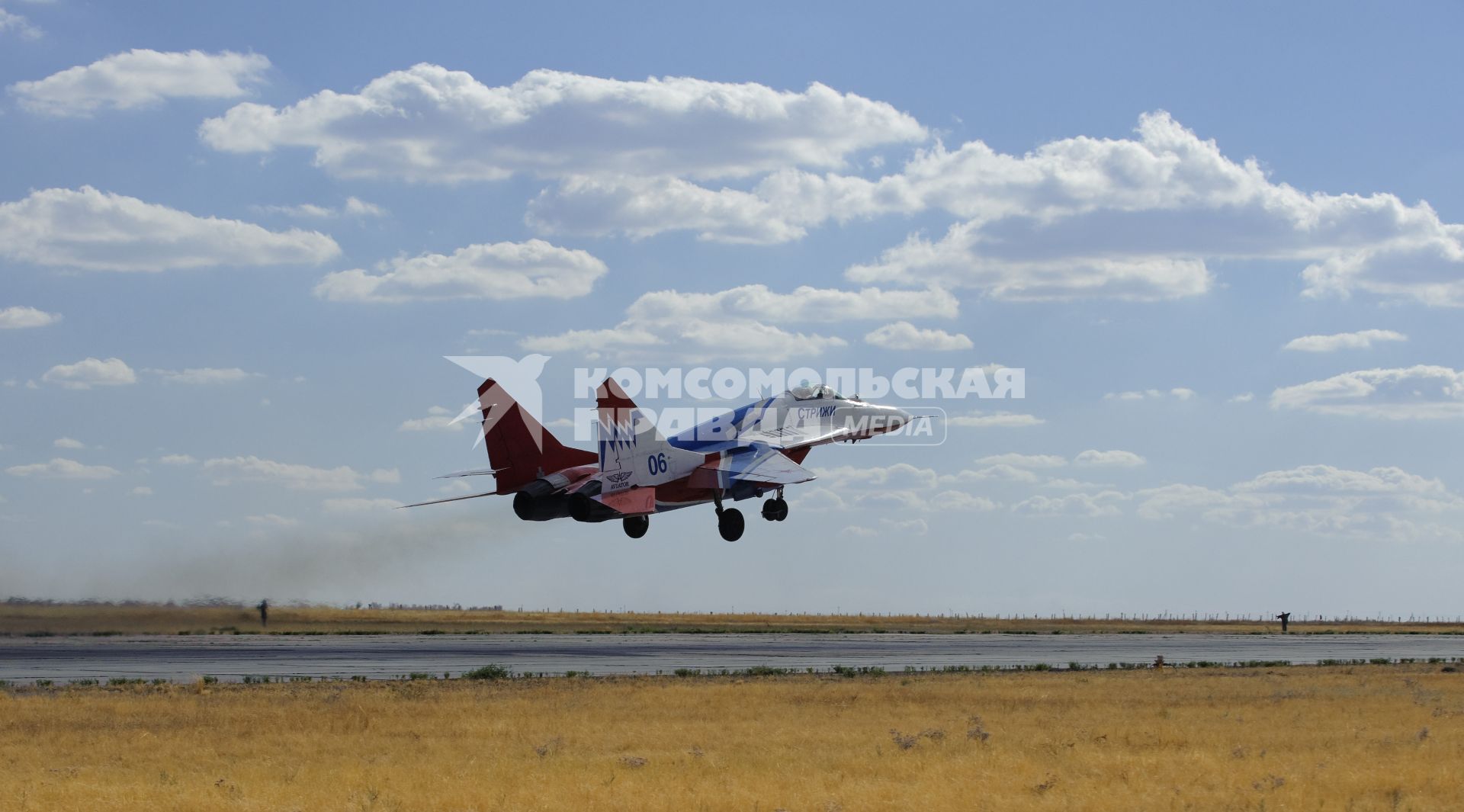 3 сентября 2010. Волгоградская область. Авиабаза российских ВВС \" Мариновка \". Пилотажные группы \" Соколы России \", \" Русские витязи \" и \" Стрижи \" тренируются перед авиашоу на праздновании дня города в Волгограде. Проведение авиашоу было приурочено к столетию Качинского училища летчиков. Многие летчики из пилотажных групп в свое время закончили Качинское высшее военное авиационное училище.