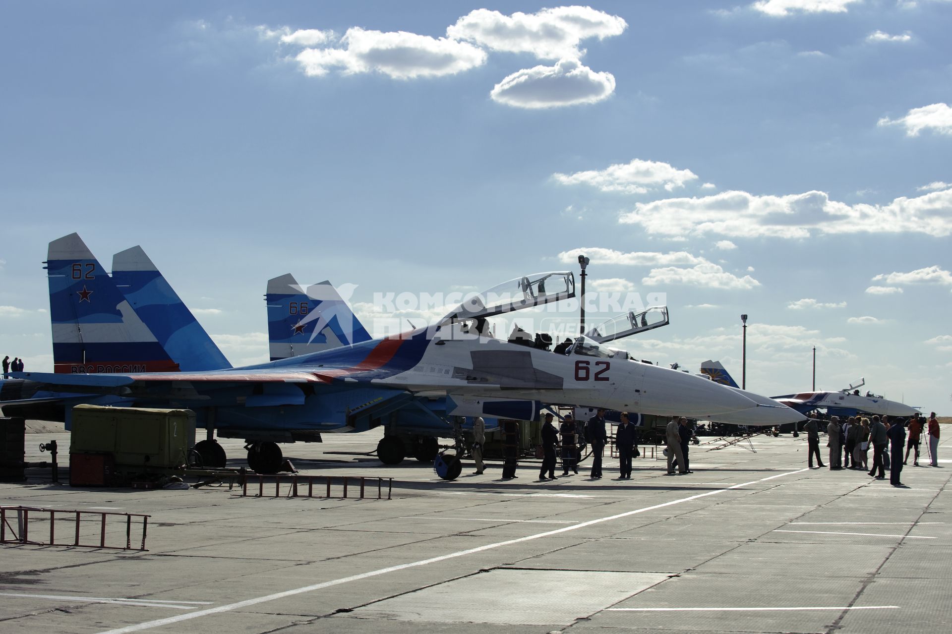 3 сентября 2010. Волгоградская область. Авиабаза российских ВВС \" Мариновка \". Пилотажные группы \" Соколы России \", \" Русские витязи \" и \" Стрижи \" тренируются перед авиашоу на праздновании дня города в Волгограде. Проведение авиашоу было приурочено к столетию Качинского училища летчиков. Многие летчики из пилотажных групп в свое время закончили Качинское высшее военное авиационное училище.