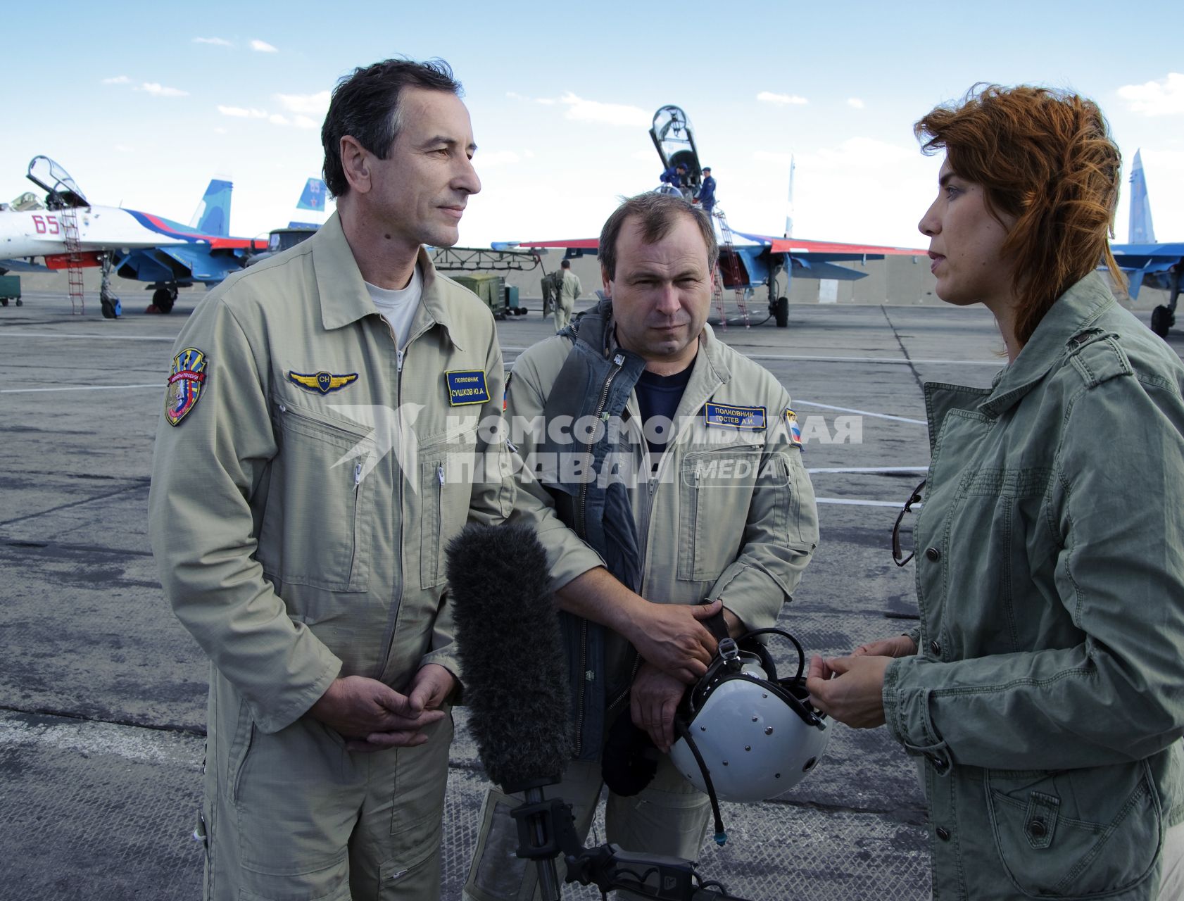 3 сентября 2010. Волгоградская область. Авиабаза российских ВВС \" Мариновка \". Пилотажные группы \" Соколы России \", \" Русские витязи \" и \" Стрижи \" тренируются перед авиашоу на праздновании дня города в Волгограде. Проведение авиашоу было приурочено к столетию Качинского училища летчиков. Многие летчики из пилотажных групп в свое время закончили Качинское высшее военное авиационное училище.