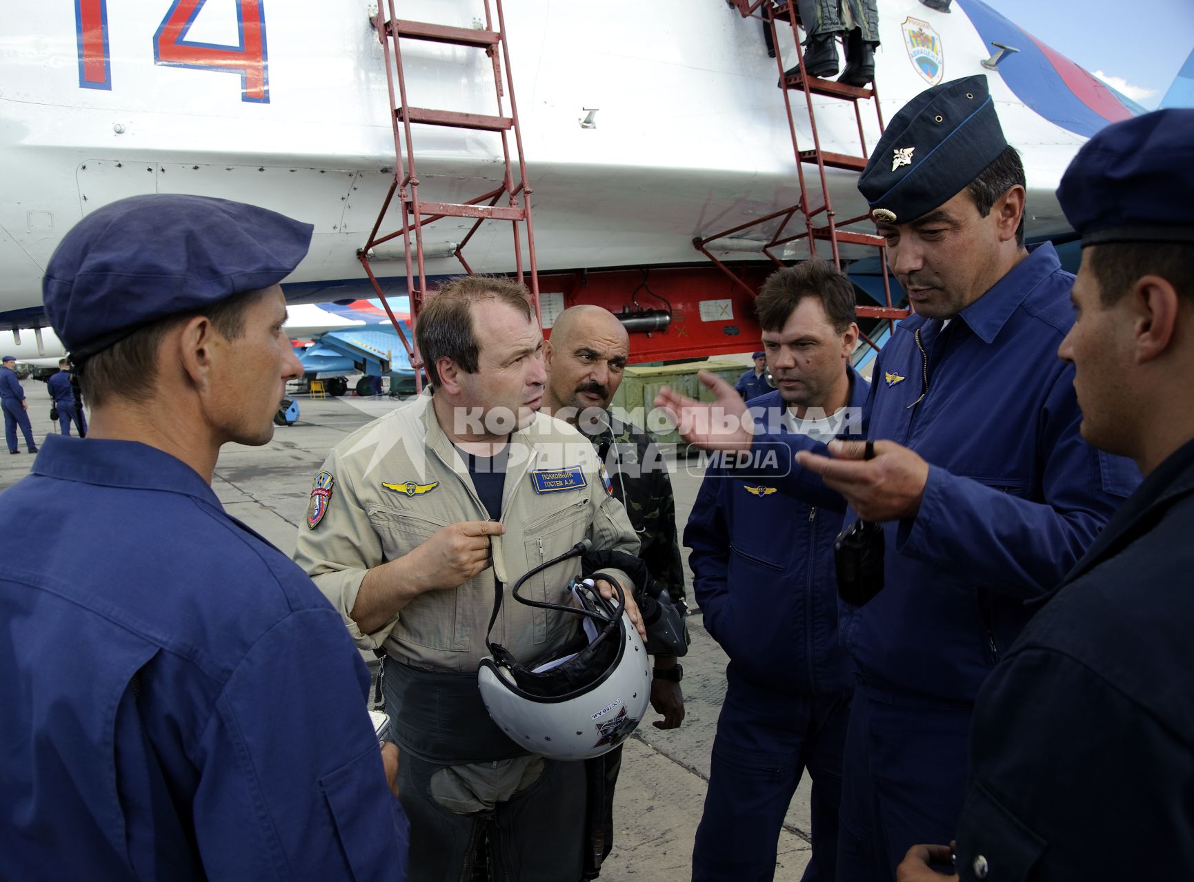 3 сентября 2010. Волгоградская область. Авиабаза российских ВВС \" Мариновка \". Пилотажные группы \" Соколы России \", \" Русские витязи \" и \" Стрижи \" тренируются перед авиашоу на праздновании дня города в Волгограде. Проведение авиашоу было приурочено к столетию Качинского училища летчиков. Многие летчики из пилотажных групп в свое время закончили Качинское высшее военное авиационное училище.