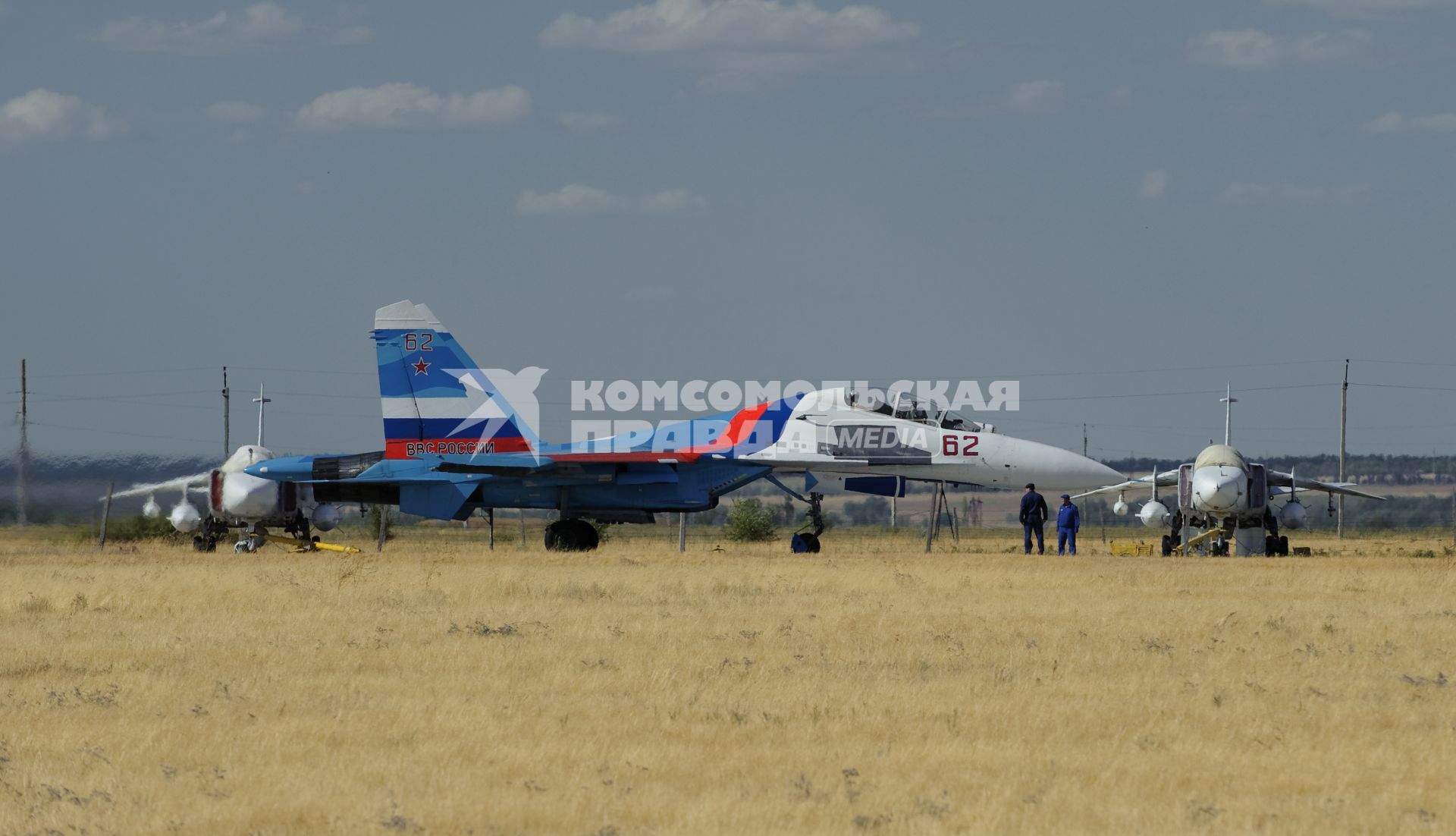 3 сентября 2010. Волгоградская область. Авиабаза российских ВВС \" Мариновка \". Пилотажные группы \" Соколы России \", \" Русские витязи \" и \" Стрижи \" тренируются перед авиашоу на праздновании дня города в Волгограде. Проведение авиашоу было приурочено к столетию Качинского училища летчиков. Многие летчики из пилотажных групп в свое время закончили Качинское высшее военное авиационное училище.