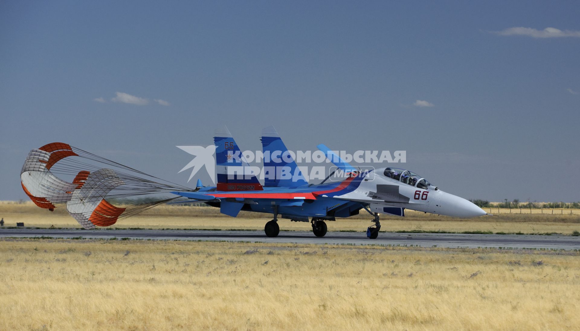 3 сентября 2010. Волгоградская область. Авиабаза российских ВВС \" Мариновка \". Пилотажные группы \" Соколы России \", \" Русские витязи \" и \" Стрижи \" тренируются перед авиашоу на праздновании дня города в Волгограде. Проведение авиашоу было приурочено к столетию Качинского училища летчиков. Многие летчики из пилотажных групп в свое время закончили Качинское высшее военное авиационное училище.