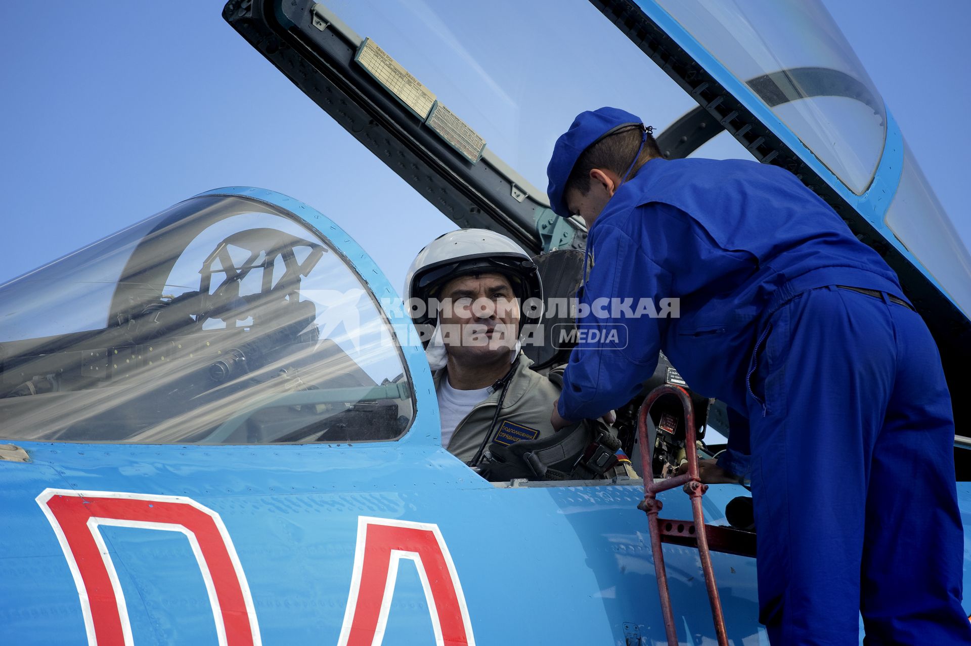 3 сентября 2010. Волгоградская область. Авиабаза российских ВВС \" Мариновка \". Пилотажные группы \" Соколы России \", \" Русские витязи \" и \" Стрижи \" тренируются перед авиашоу на праздновании дня города в Волгограде. Проведение авиашоу было приурочено к столетию Качинского училища летчиков. Многие летчики из пилотажных групп в свое время закончили Качинское высшее военное авиационное училище.