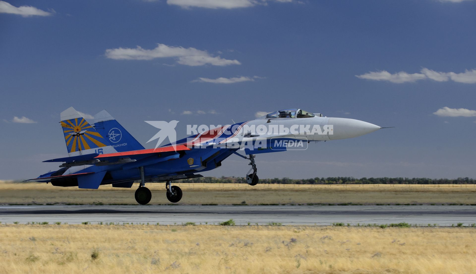 3 сентября 2010. Волгоградская область. Авиабаза российских ВВС \" Мариновка \". Пилотажные группы \" Соколы России \", \" Русские витязи \" и \" Стрижи \" тренируются перед авиашоу на праздновании дня города в Волгограде. Проведение авиашоу было приурочено к столетию Качинского училища летчиков. Многие летчики из пилотажных групп в свое время закончили Качинское высшее военное авиационное училище.